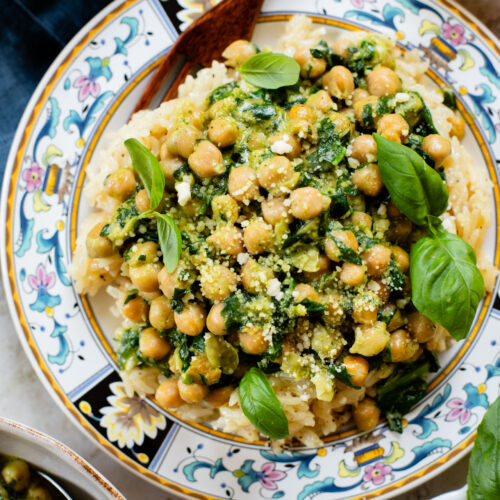 These Creamy Spinach & Pesto Chickpeas are served with lemon parmesan rice. A delicious vegan dinner that takes less than an hour | ThisSavoryVegan.com