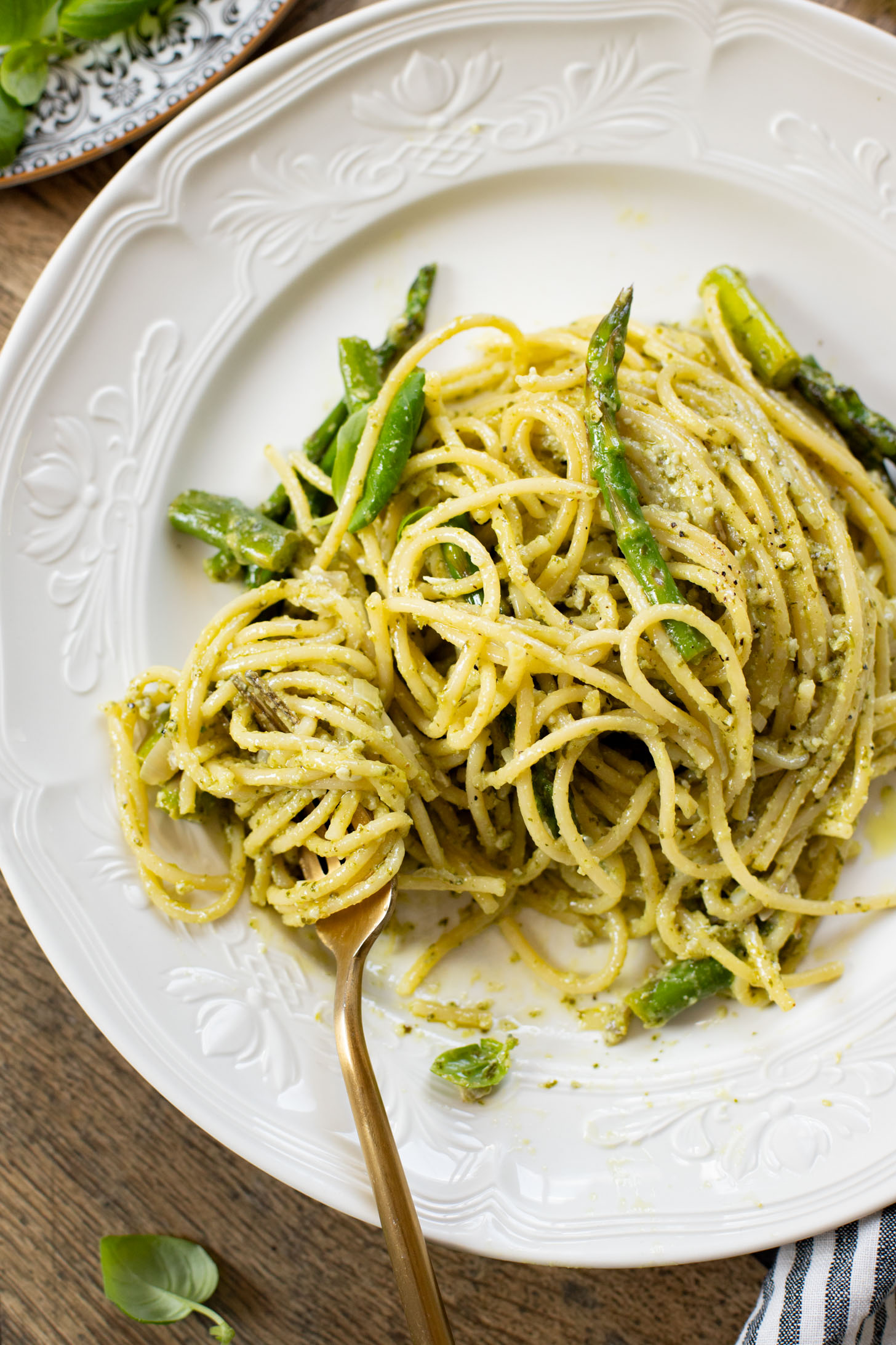 This Pesto & Asparagus Spaghetti is a the perfect vegan pasta dish! This spaghetti is tossed in homemade vegan pesto & tender asparagus pieces | ThisSavoryVegan.com