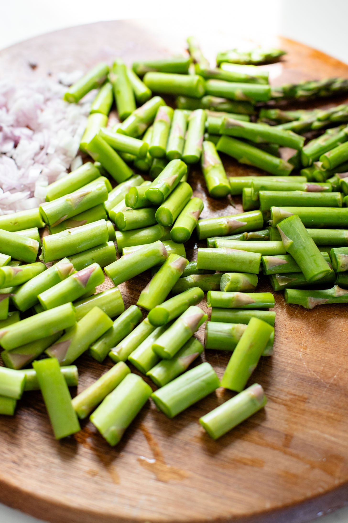This Pesto & Asparagus Spaghetti is a the perfect vegan pasta dish! This spaghetti is tossed in homemade vegan pesto & tender asparagus pieces | ThisSavoryVegan.com