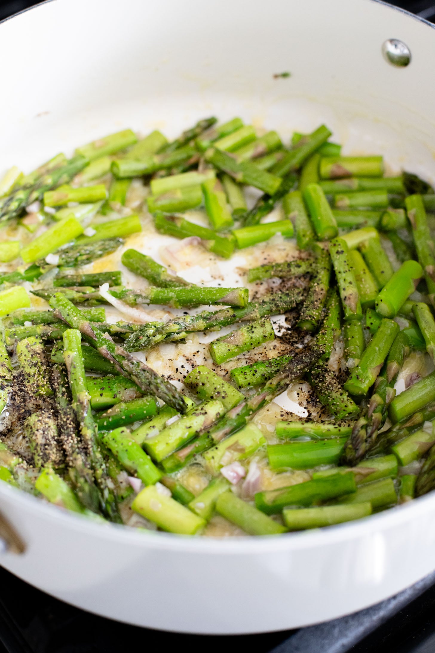 This Pesto & Asparagus Spaghetti is a the perfect vegan pasta dish! This spaghetti is tossed in homemade vegan pesto & tender asparagus pieces | ThisSavoryVegan.com