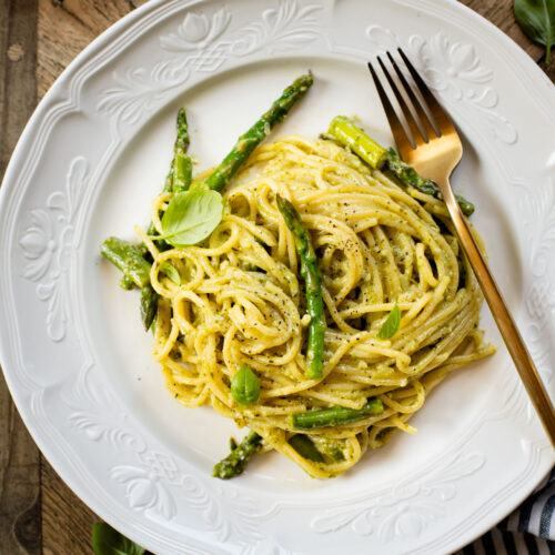 This Pesto & Asparagus Spaghetti is a the perfect vegan pasta dish! This spaghetti is tossed in homemade vegan pesto & tender asparagus pieces | ThisSavoryVegan.com