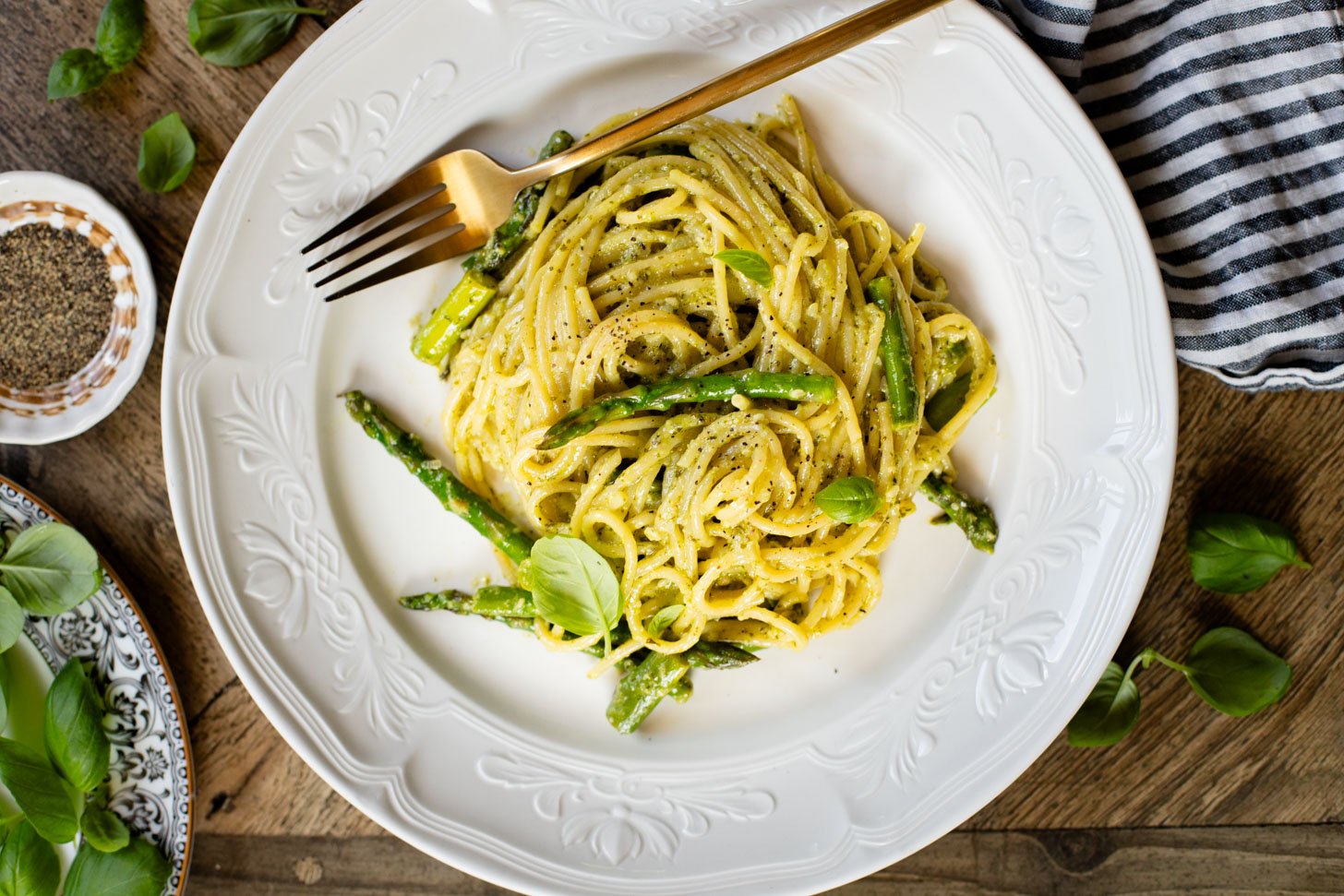 This Pesto & Asparagus Spaghetti is a the perfect vegan pasta dish! This spaghetti is tossed in homemade vegan pesto & tender asparagus pieces | ThisSavoryVegan.com