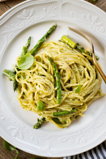 This Pesto & Asparagus Spaghetti is a the perfect vegan pasta dish! This spaghetti is tossed in homemade vegan pesto & tender asparagus pieces | ThisSavoryVegan.com