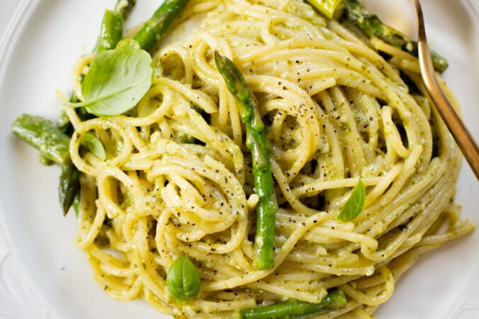 This Pesto & Asparagus Spaghetti is a the perfect vegan pasta dish! This spaghetti is tossed in homemade vegan pesto & tender asparagus pieces | ThisSavoryVegan.com