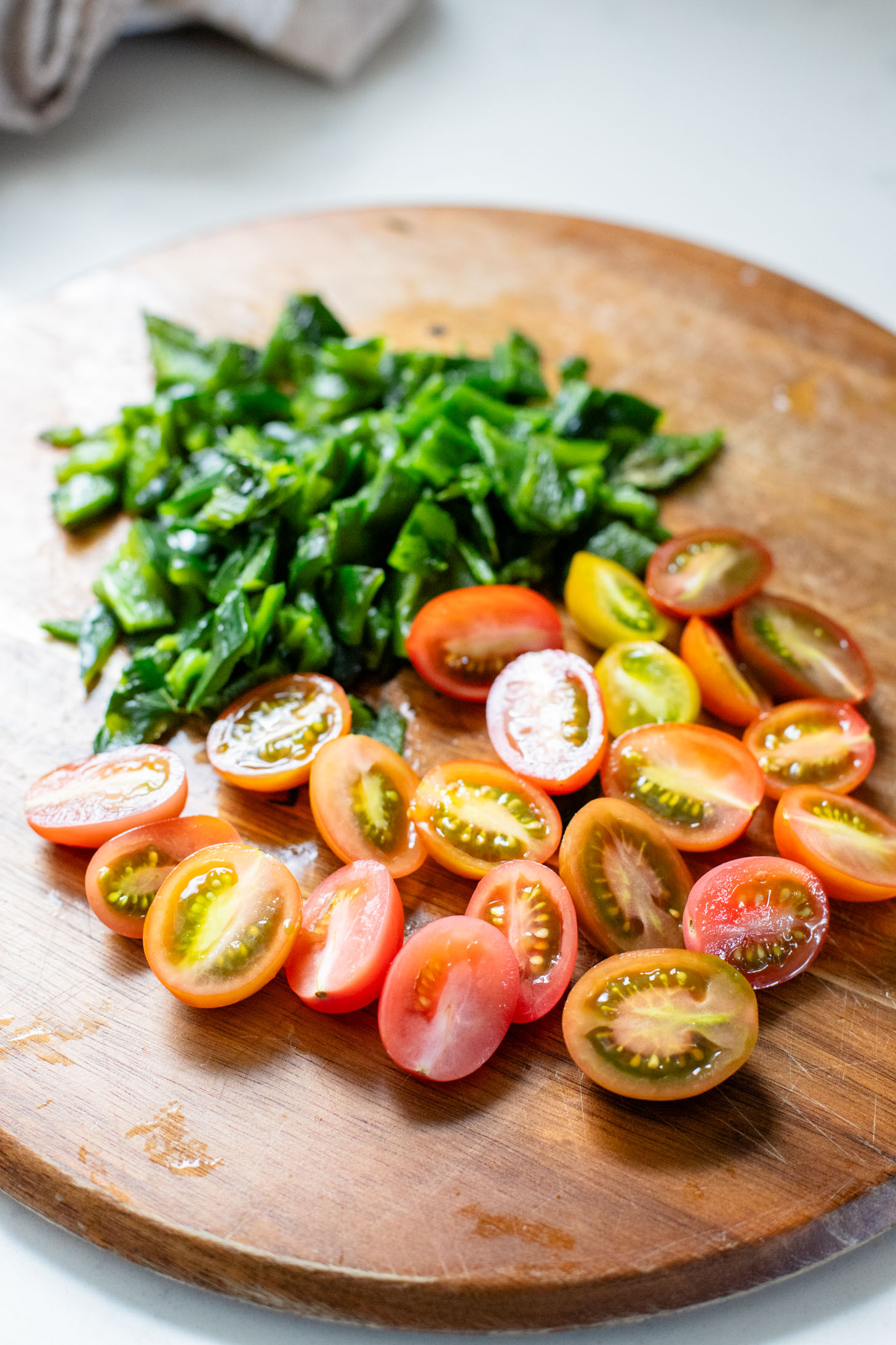 This Roasted Poblano Tofu Scramble is the perfect vegan breakfast! Filled with veggies and protein-packed, this is great for meal prep | ThisSavoryVegan.com