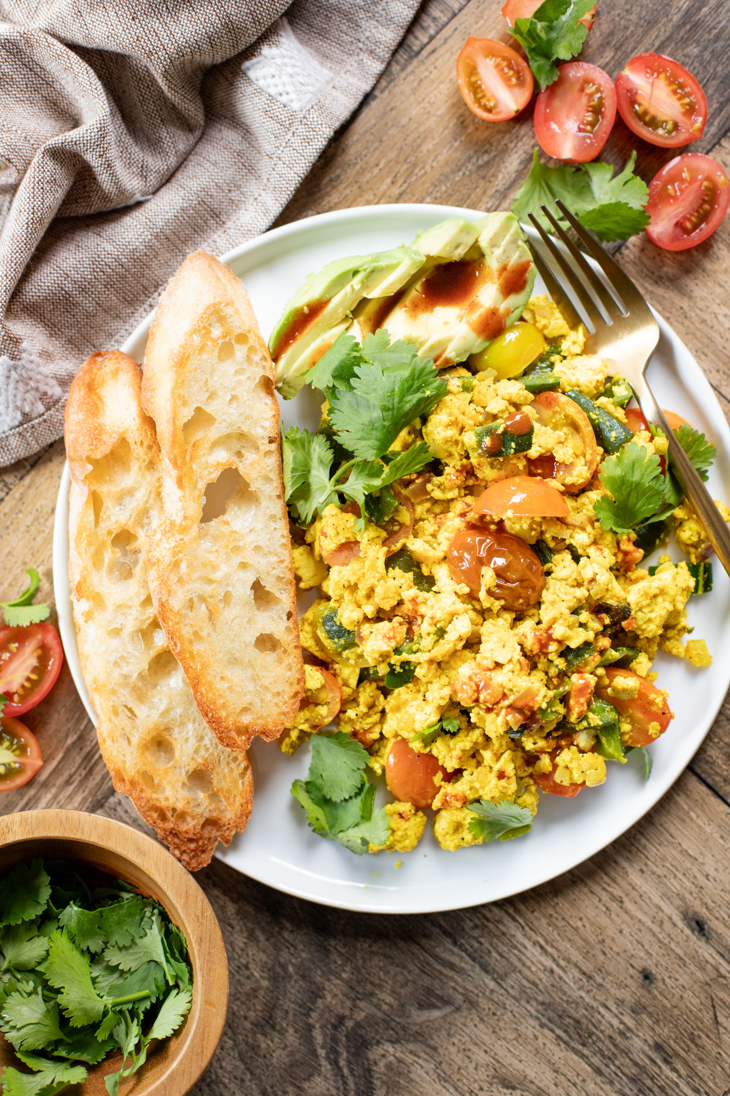 This Roasted Poblano Tofu Scramble is the perfect vegan breakfast! Filled with veggies and protein-packed, this is great for meal prep | ThisSavoryVegan.com
