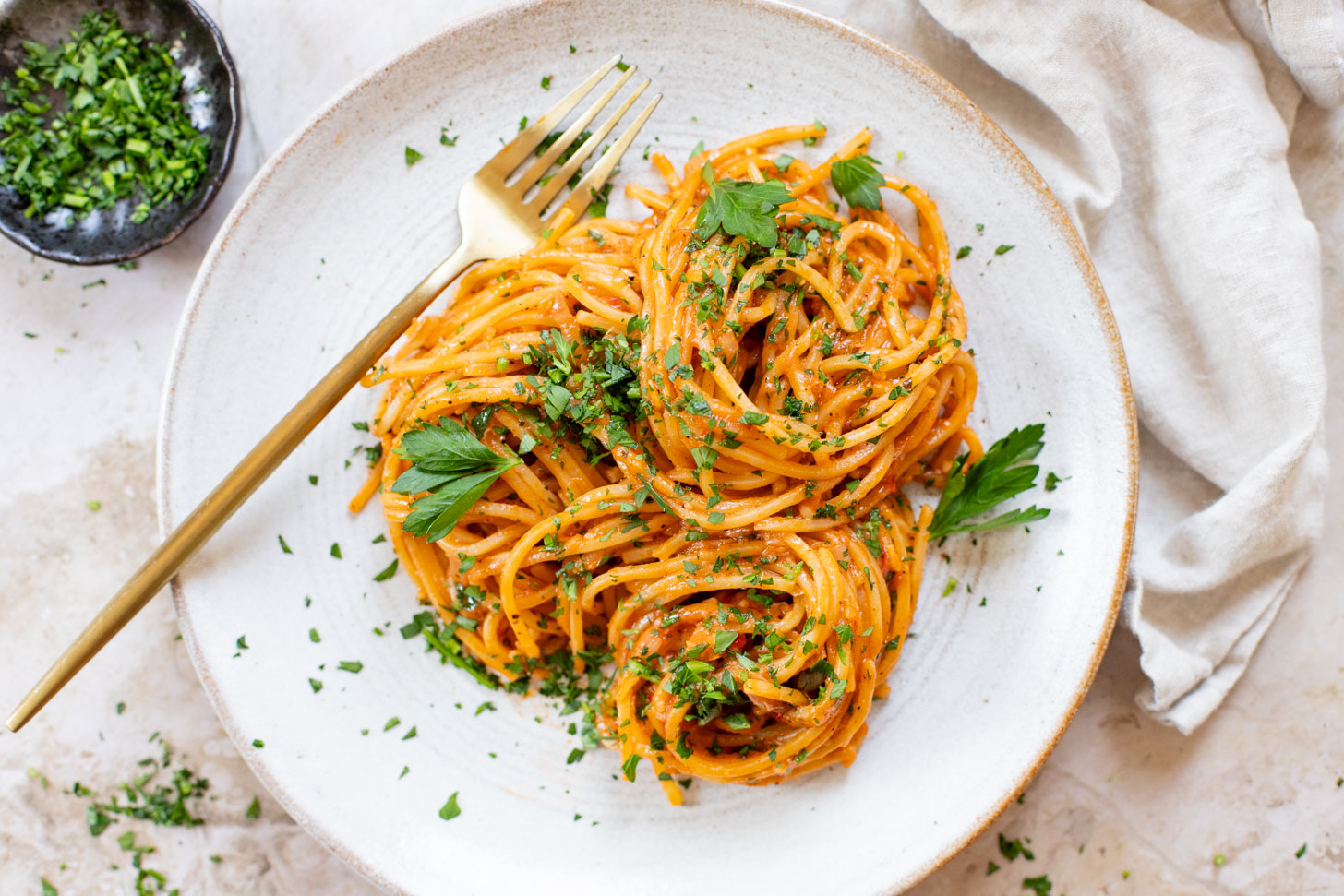 This Caramelized Shallot Pasta is creamy and delicious. Shallots are cooked down until soft and then transformed into a creamy vegan tomato sauce | ThisSavoryVegan.com
