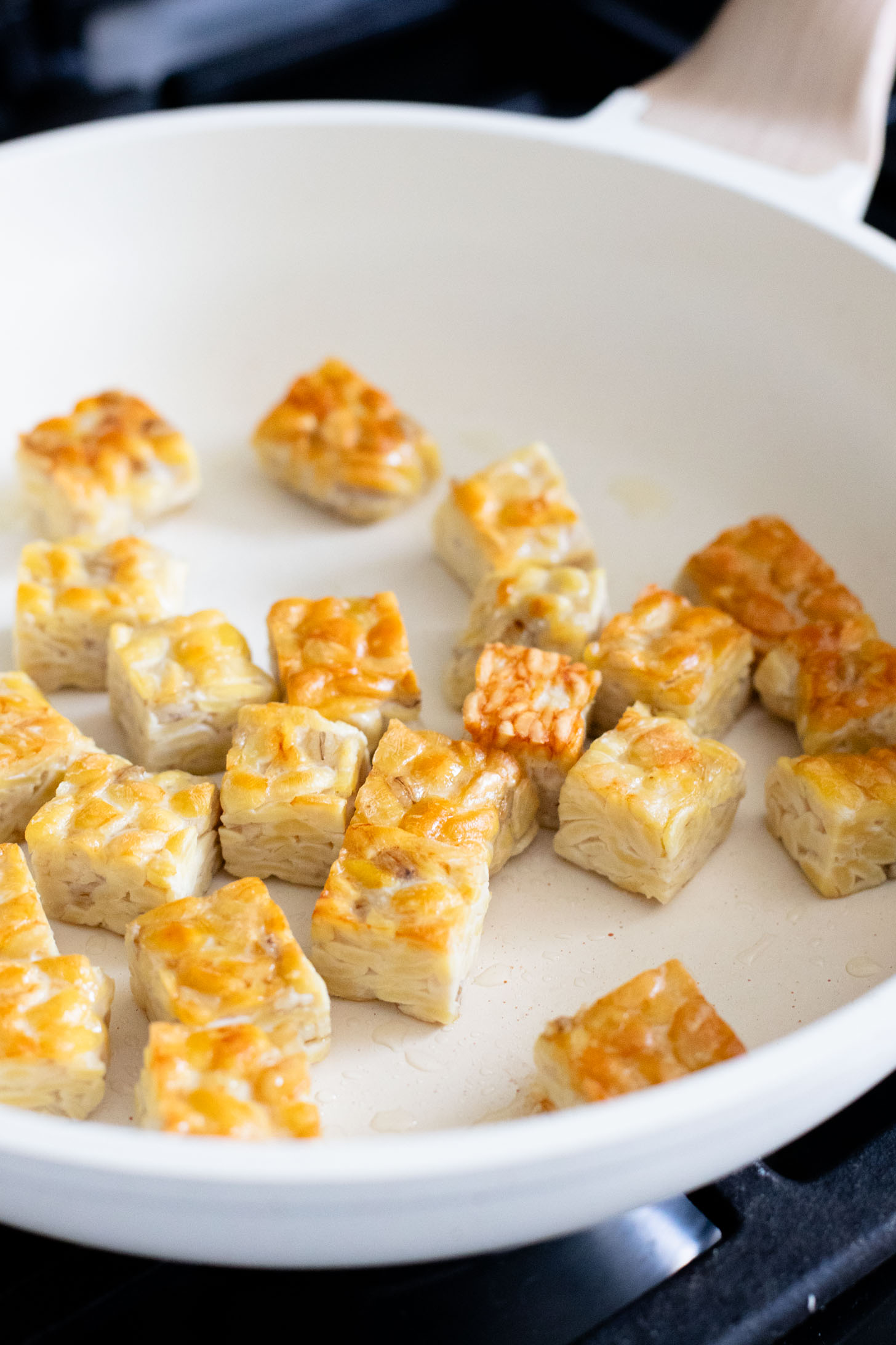 This Simple Tempeh Stir Fry is packed with crispy tempeh, TONS of veggies and a delicious soy-based stir fry sauce. Ready in 30 minutes | ThisSavoryVegan.com