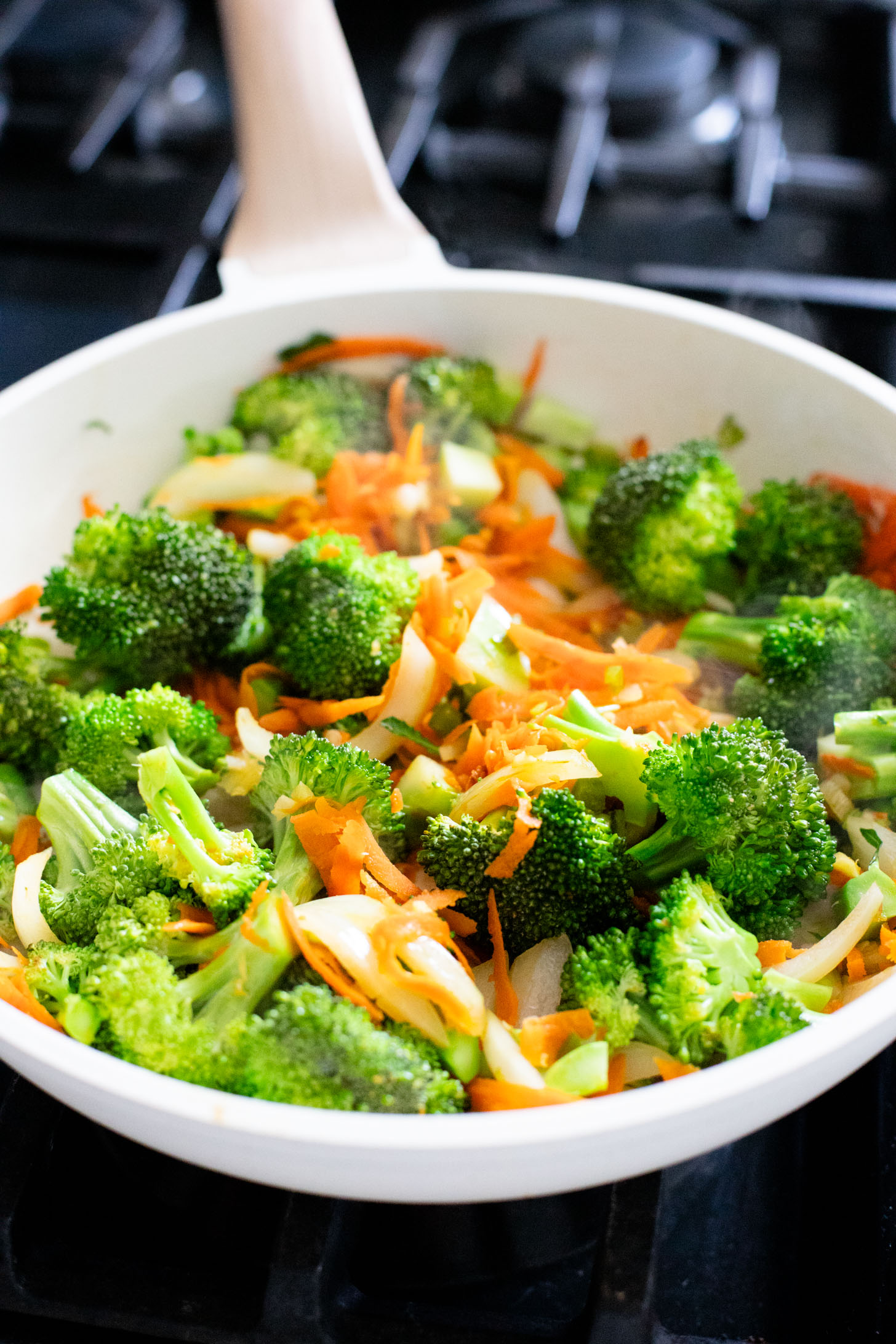 This Simple Tempeh Stir Fry is packed with crispy tempeh, TONS of veggies and a delicious soy-based stir fry sauce. Ready in 30 minutes | ThisSavoryVegan.com