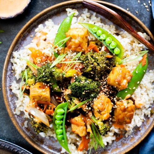 This Simple Tempeh Stir Fry is packed with crispy tempeh, TONS of veggies and a delicious soy-based stir fry sauce. Ready in 30 minutes | ThisSavoryVegan.com