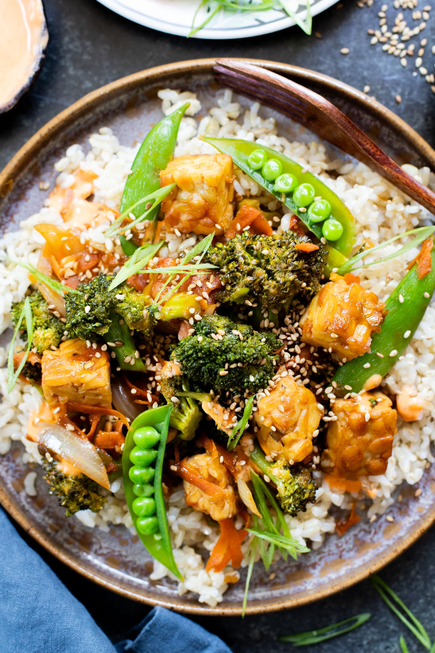 This Simple Tempeh Stir Fry is packed with crispy tempeh, TONS of veggies and a delicious soy-based stir fry sauce. Ready in 30 minutes | ThisSavoryVegan.com