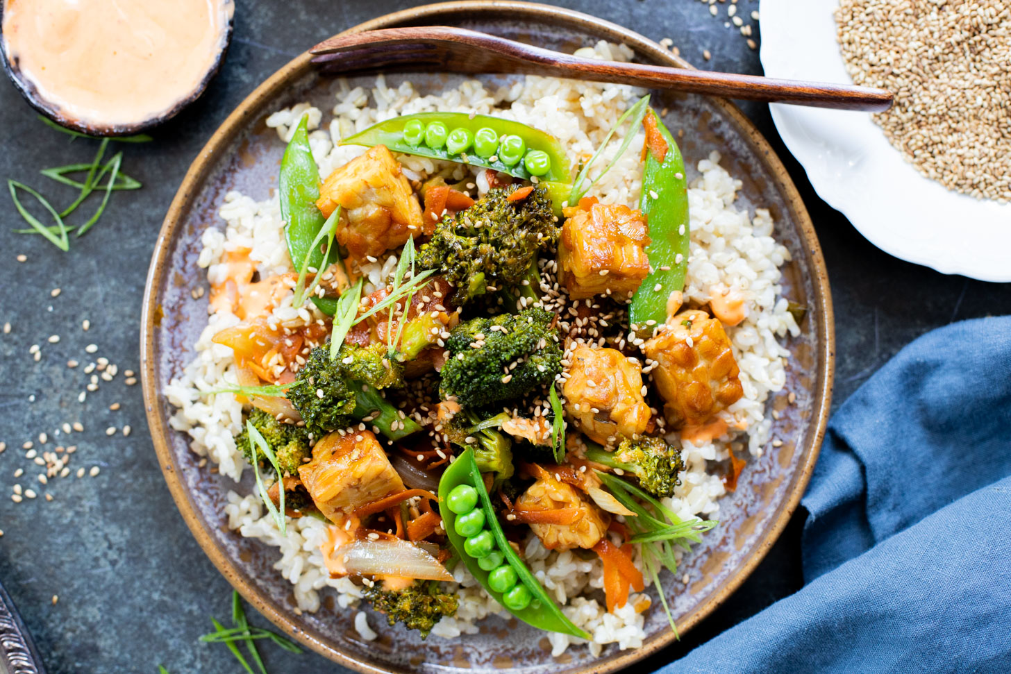 This Simple Tempeh Stir Fry is packed with crispy tempeh, TONS of veggies and a delicious soy-based stir fry sauce. Ready in 30 minutes | ThisSavoryVegan.com