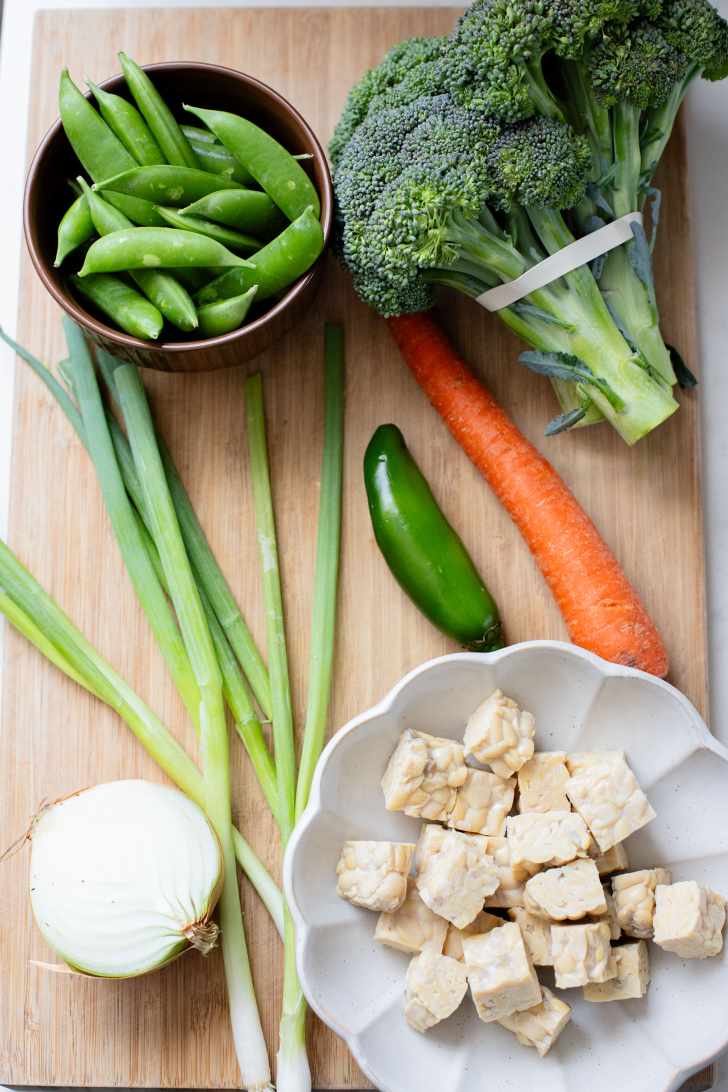 This Simple Tempeh Stir Fry is packed with crispy tempeh, TONS of veggies and a delicious soy-based stir fry sauce. Ready in 30 minutes | ThisSavoryVegan.com