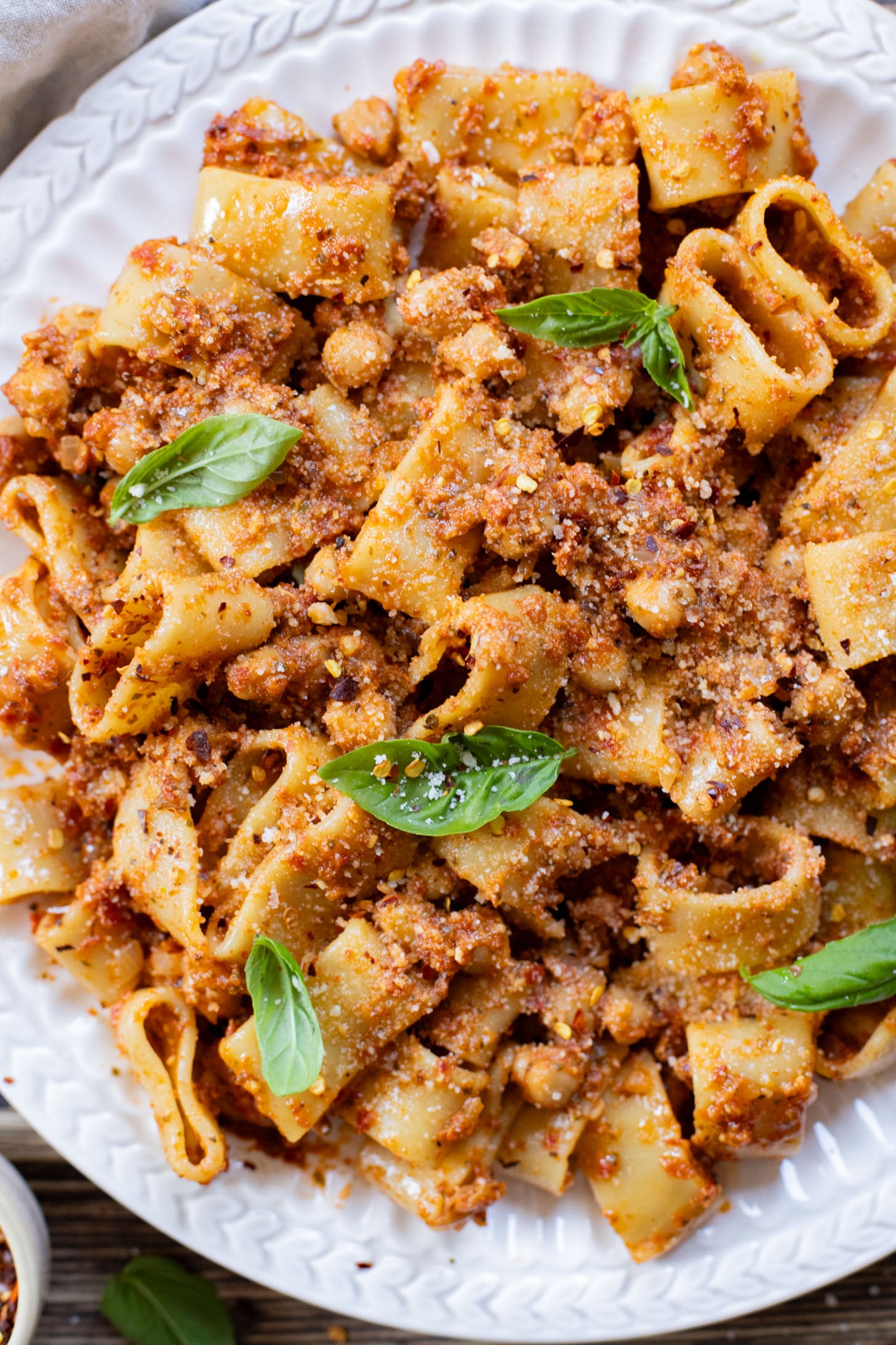This One Pot Sun-Dried Tomato Pasta is the perfect vegan dinner! A simple & delicious sauce, chickpeas and pasta all made in one pot | ThisSavoryVegan.com
