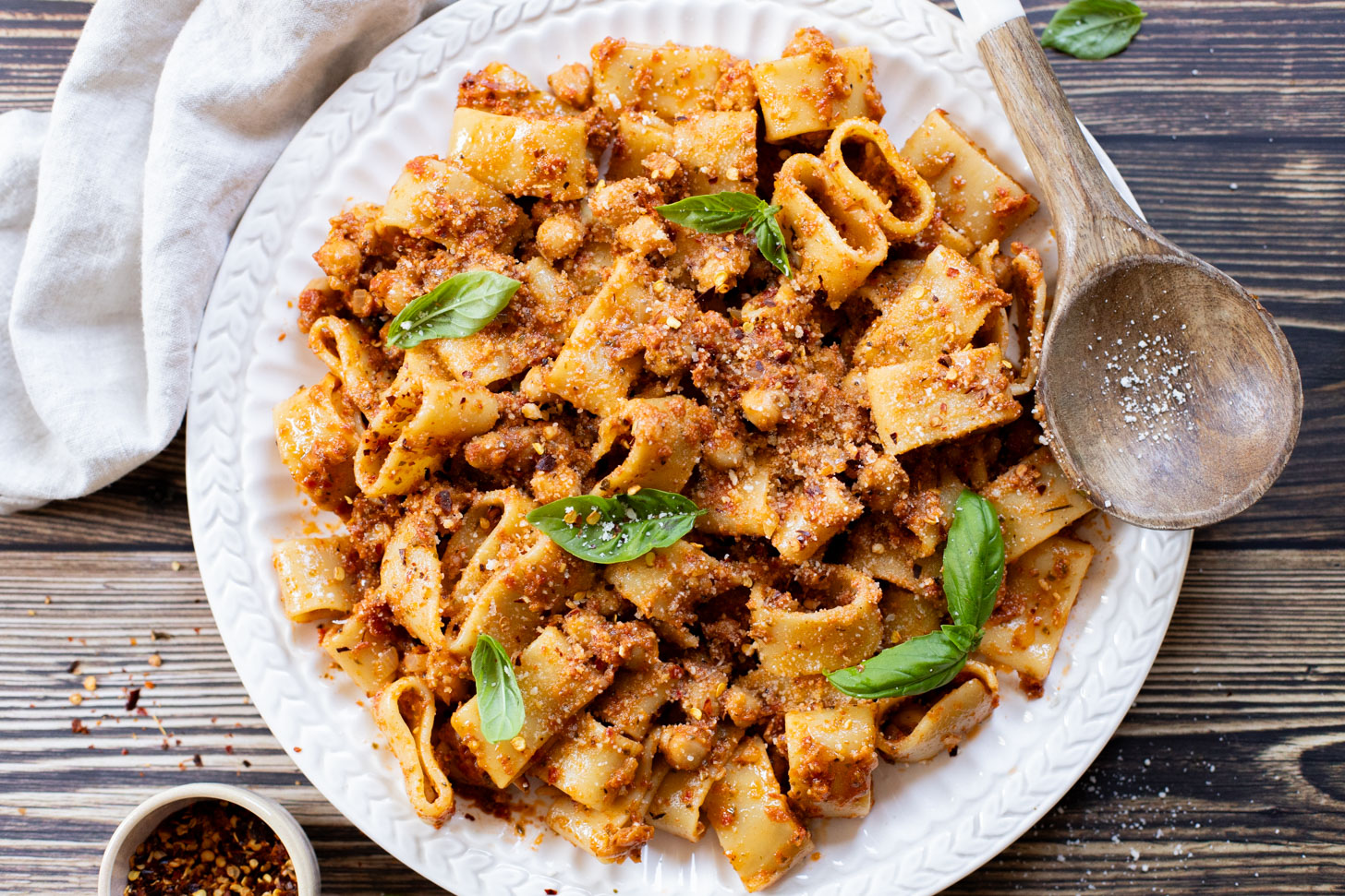 This One Pot Sun-Dried Tomato Pasta is the perfect vegan dinner! A simple & delicious sauce, chickpeas and pasta all made in one pot | ThisSavoryVegan.com