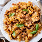 This One Pot Sun-Dried Tomato Pasta is the perfect vegan dinner! A simple & delicious sauce, chickpeas and pasta all made in one pot | ThisSavoryVegan.com
