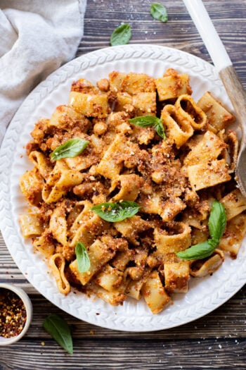 This One Pot Sun-Dried Tomato Pasta is the perfect vegan dinner! A simple & delicious sauce, chickpeas and pasta all made in one pot | ThisSavoryVegan.com