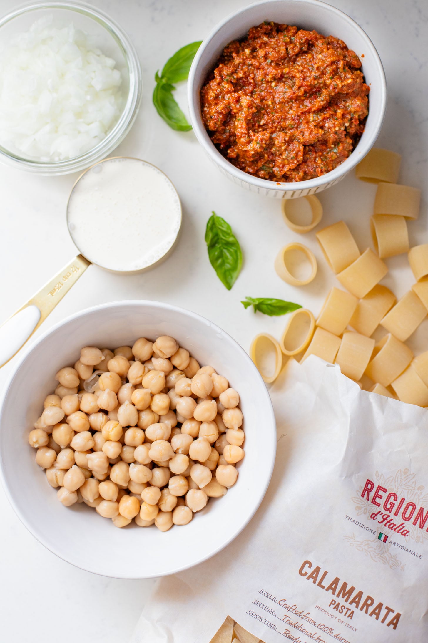 This One Pot Sun-Dried Tomato Pasta is the perfect vegan dinner! A simple & delicious sauce, chickpeas and pasta all made in one pot | ThisSavoryVegan.com