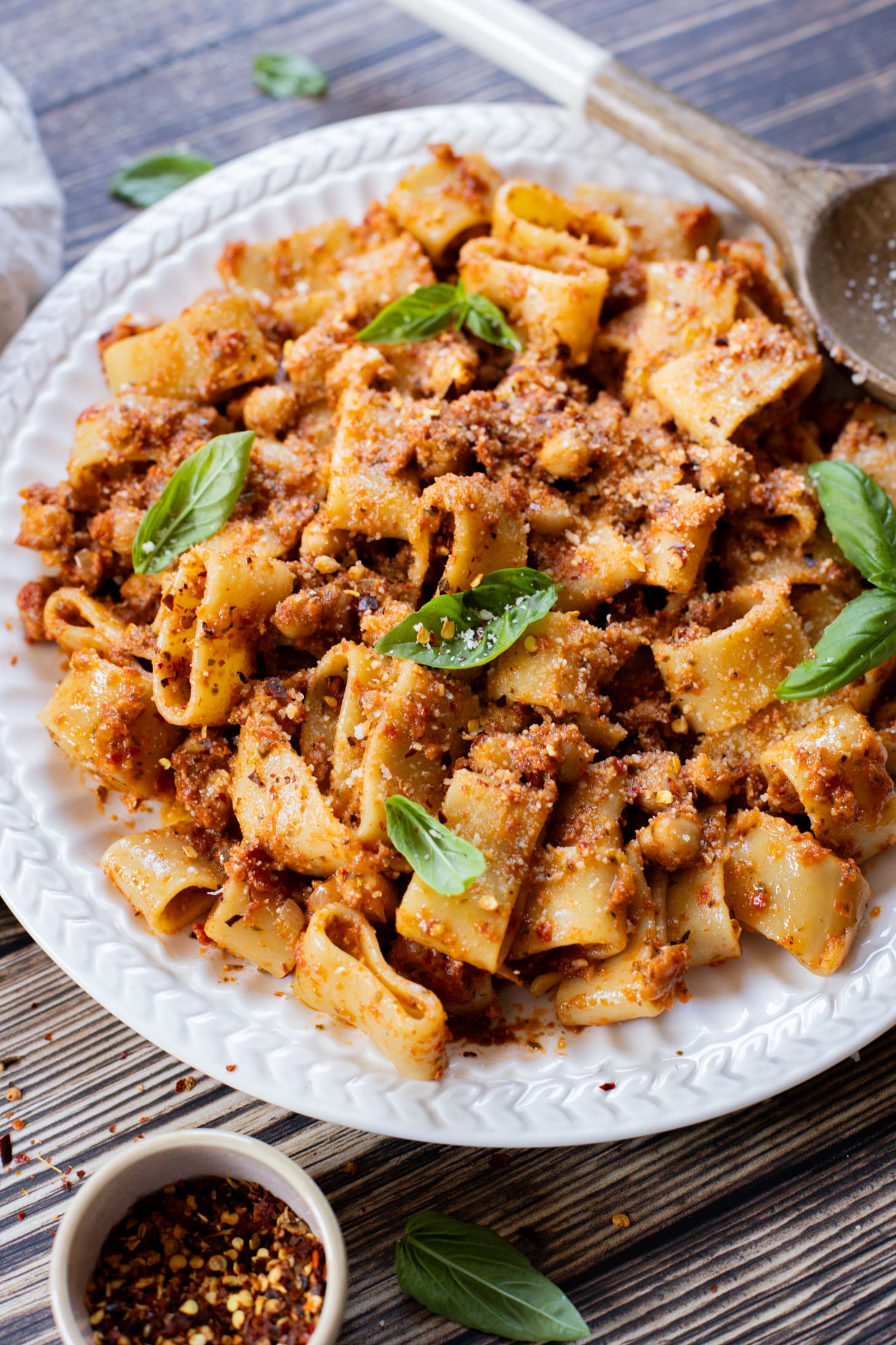 This One Pot Sun-Dried Tomato Pasta is the perfect vegan dinner! A simple & delicious sauce, chickpeas and pasta all made in one pot | ThisSavoryVegan.com