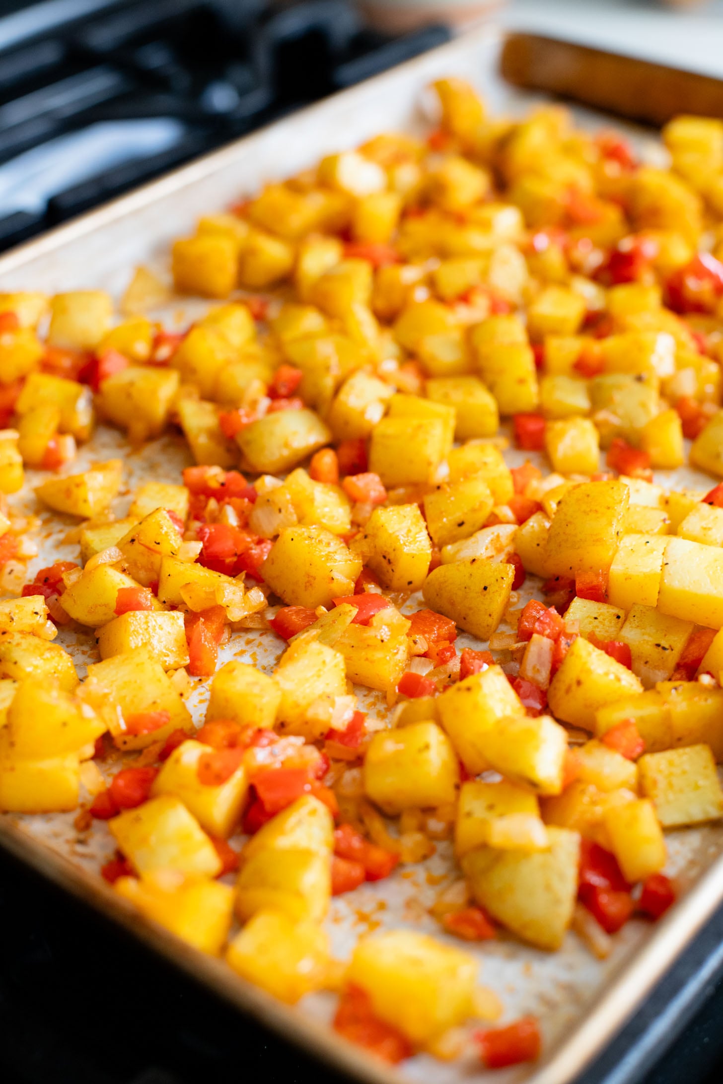 This Vegan Potato & Egg Breakfast Casserole is a simple & delicious vegan brunch idea! Also great for meal prepped breakfast | ThisSavoryVegan.com