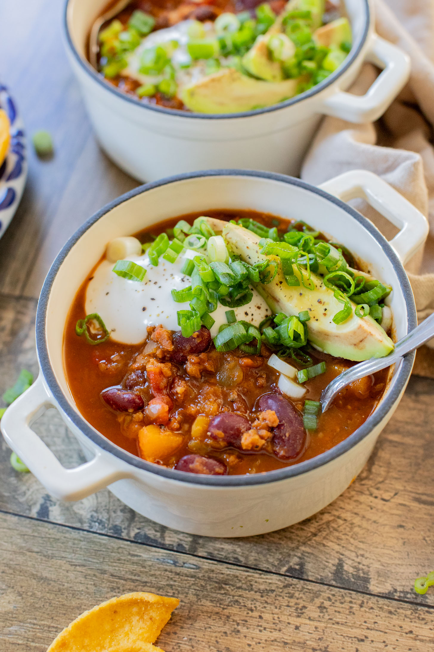 This Slow Cooker Butternut Squash Chili is a fall dream! The mix of kidney beans & butternut squash chunks makes for a hearty & healthy vegan chili | ThisSavoryVegan.com