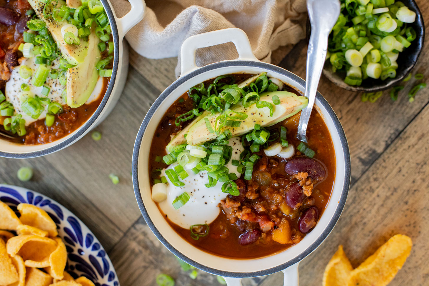 This Slow Cooker Butternut Squash Chili is a fall dream! The mix of kidney beans & butternut squash chunks makes for a hearty & healthy vegan chili | ThisSavoryVegan.com