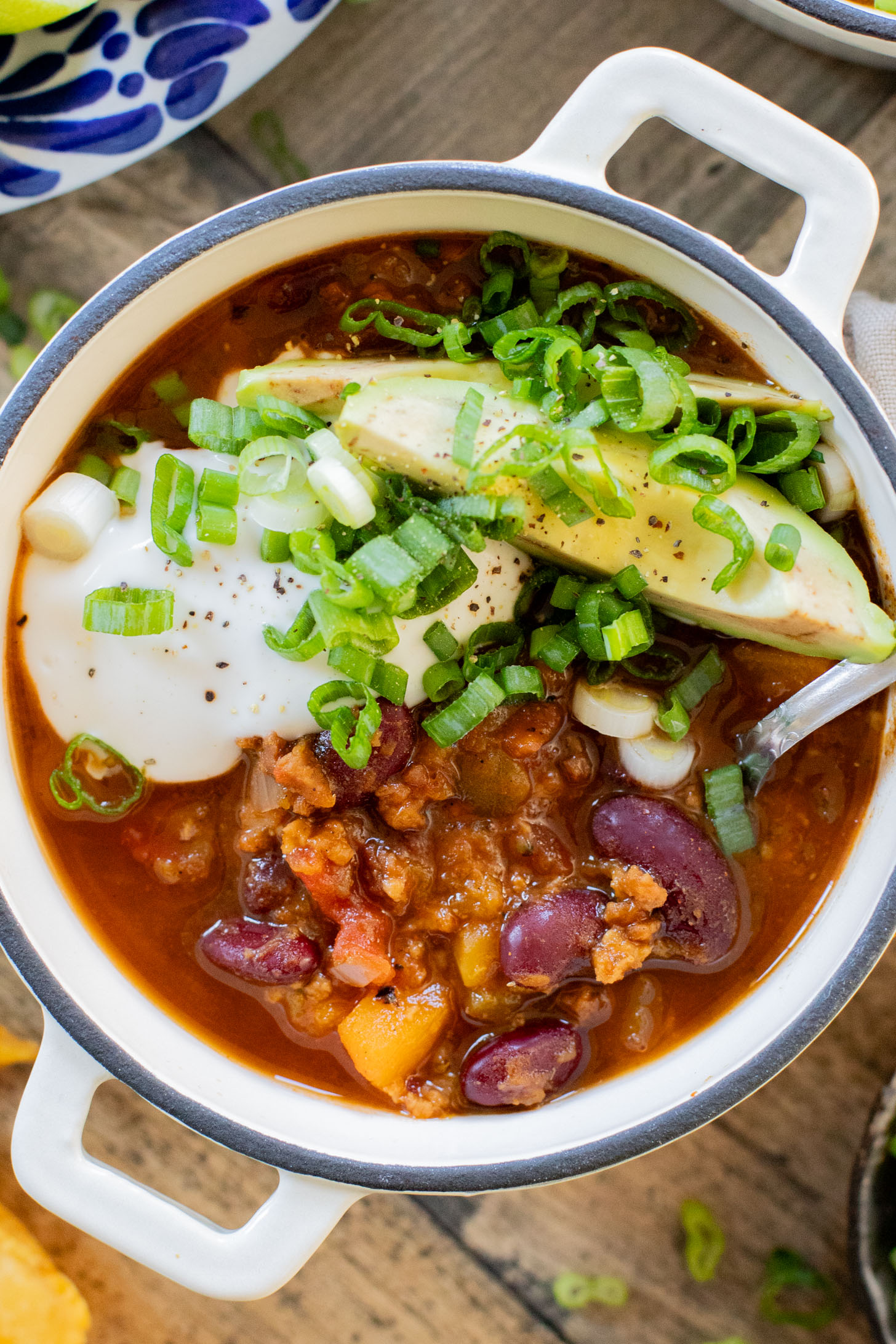 This Slow Cooker Butternut Squash Chili is a fall dream! The mix of kidney beans & butternut squash chunks makes for a hearty & healthy vegan chili | ThisSavoryVegan.com