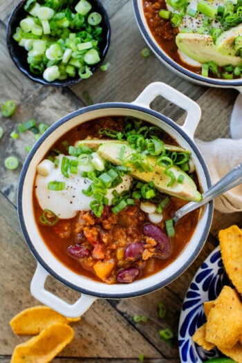 This Slow Cooker Butternut Squash Chili is a fall dream! The mix of kidney beans & butternut squash chunks makes for a hearty & healthy vegan chili | ThisSavoryVegan.com