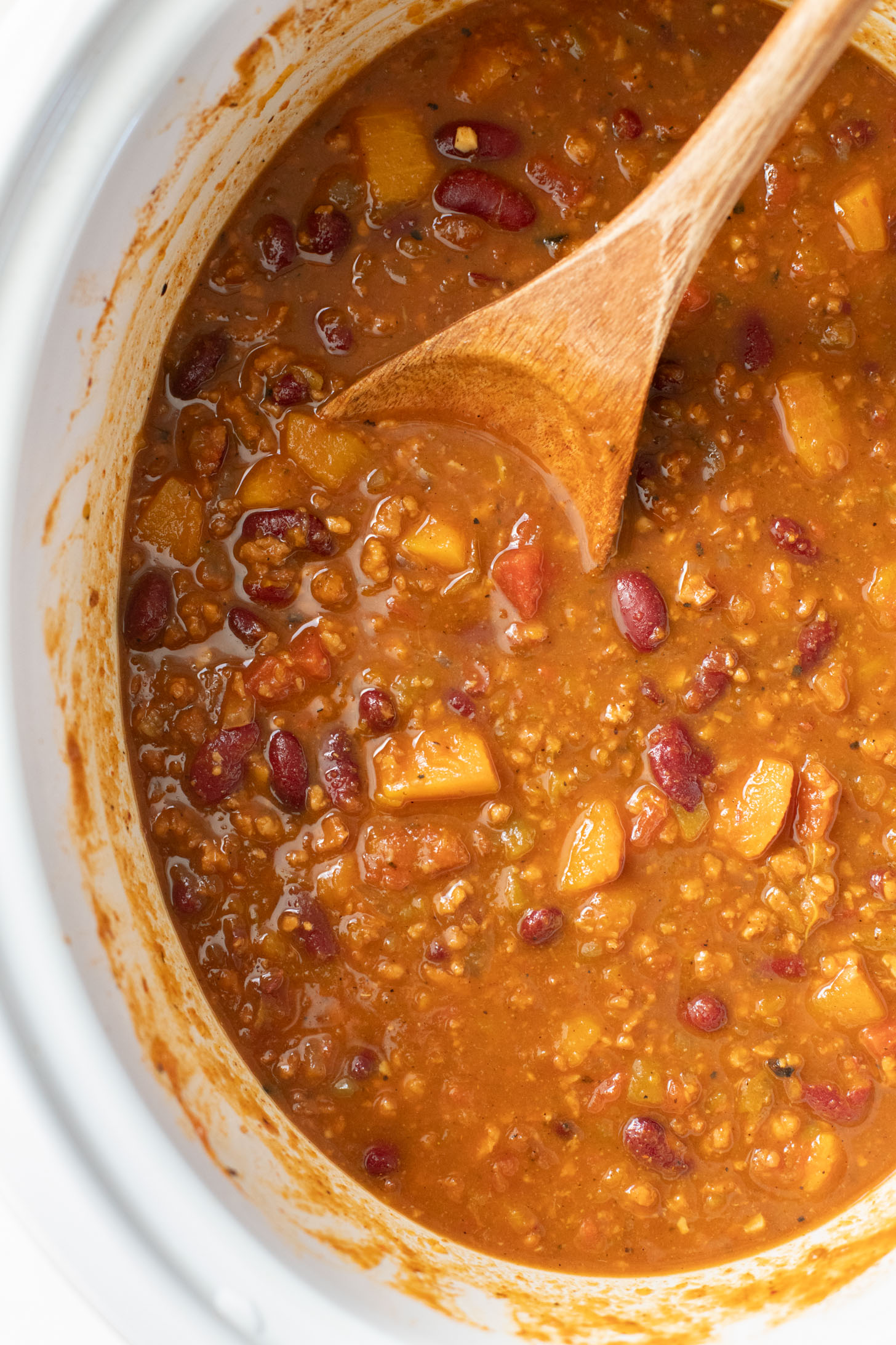 This Slow Cooker Butternut Squash Chili is a fall dream! The mix of kidney beans & butternut squash chunks makes for a hearty & healthy vegan chili | ThisSavoryVegan.com
