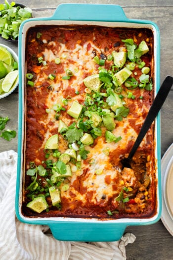This Quinoa Enchilada Casserole is filled with plant-based protein & veggies. A super easy weeknight dinner that doesn't lack on flavor | ThisSavoryVegan.com