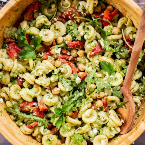 Herby, simple and delicious, this Chimichurri Pasta Salad is a must make for the warmer months! Ready in 30 minutes and perfect for a BBQ | ThisSavoryVegan.com