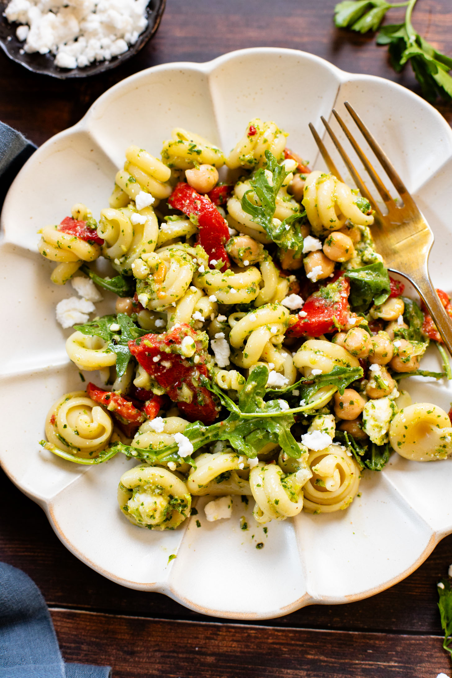 Herby, simple and delicious, this Chimichurri Pasta Salad is a must make for the warmer months! Ready in 30 minutes and perfect for a BBQ | ThisSavoryVegan.com