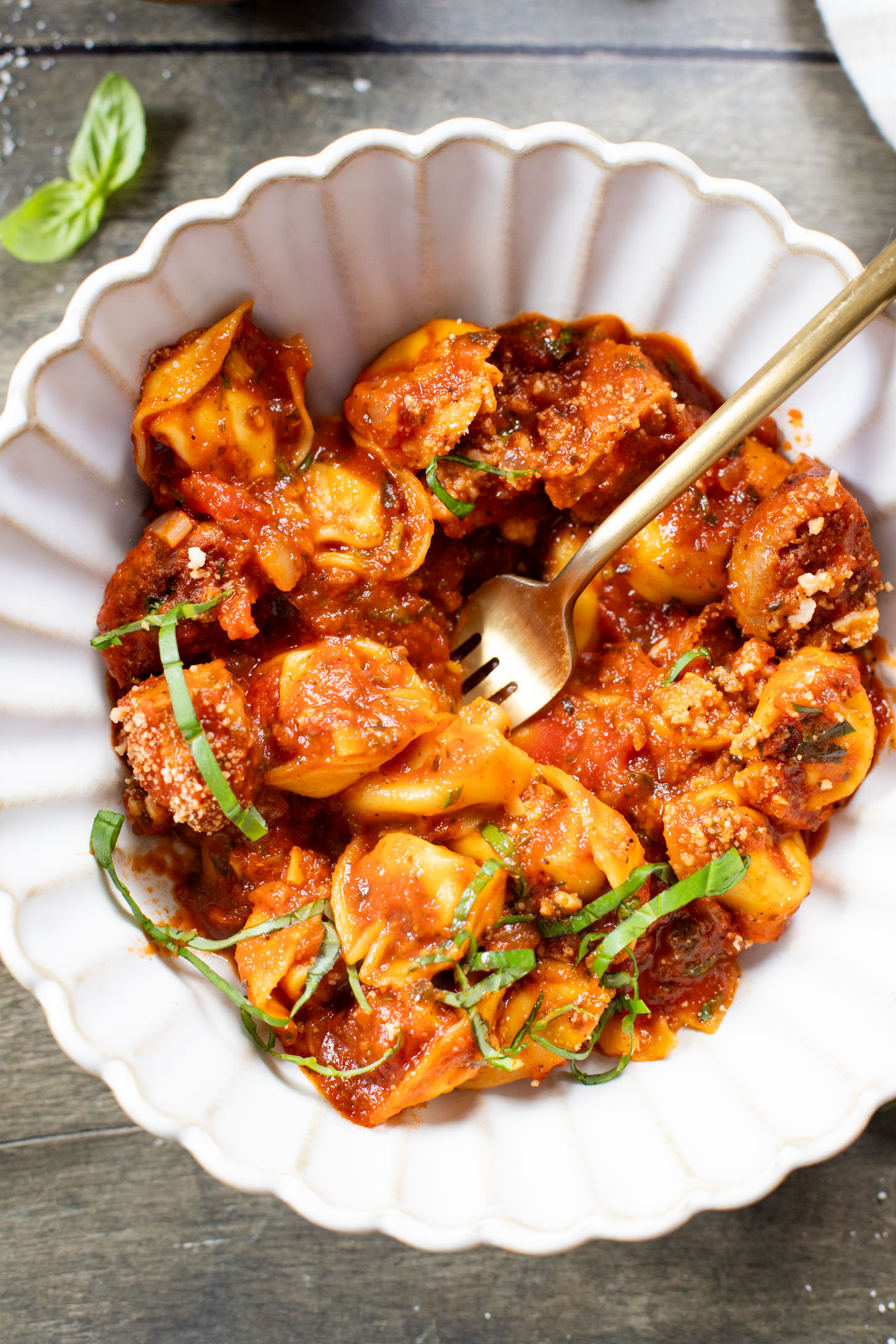 This Easy Vegan Tortellini & Sausage is the perfect weeknight dinner! Ready in less than 30 minutes and perfect for a family | ThisSavoryVegan.com