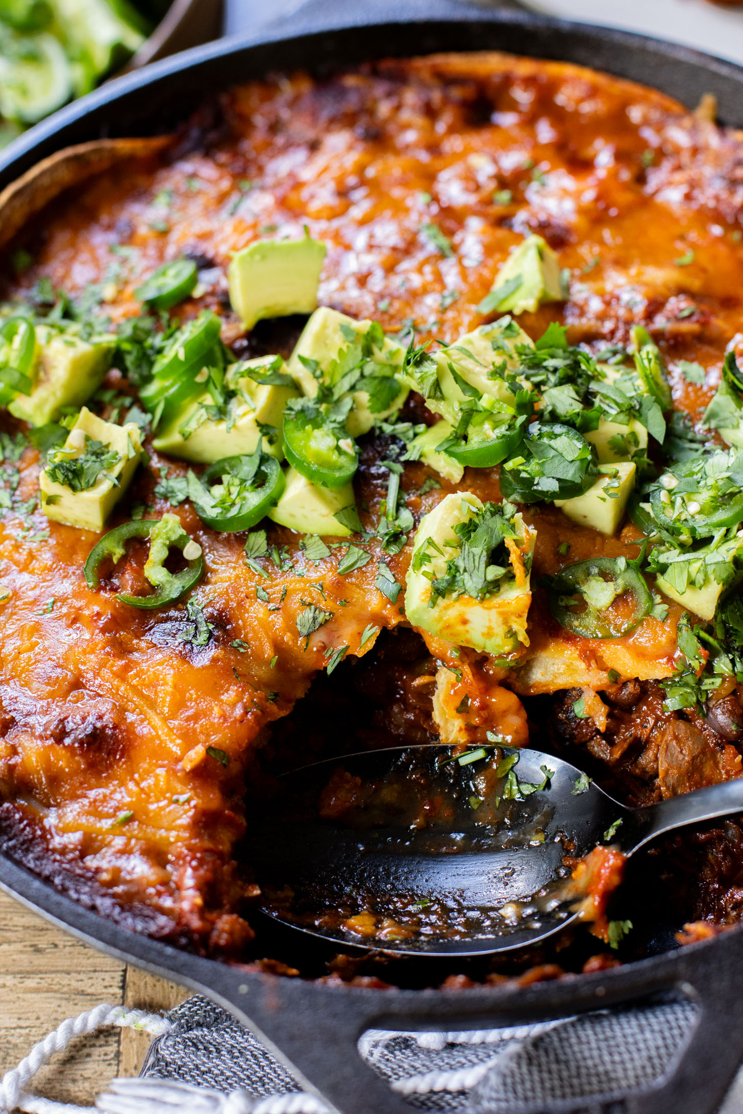 This Vegan Steak Enchilada Skillet is a quick weeknight dinner that everyone will love. Smoky, cheesy and packed with protein | ThisSavoryVegan.com