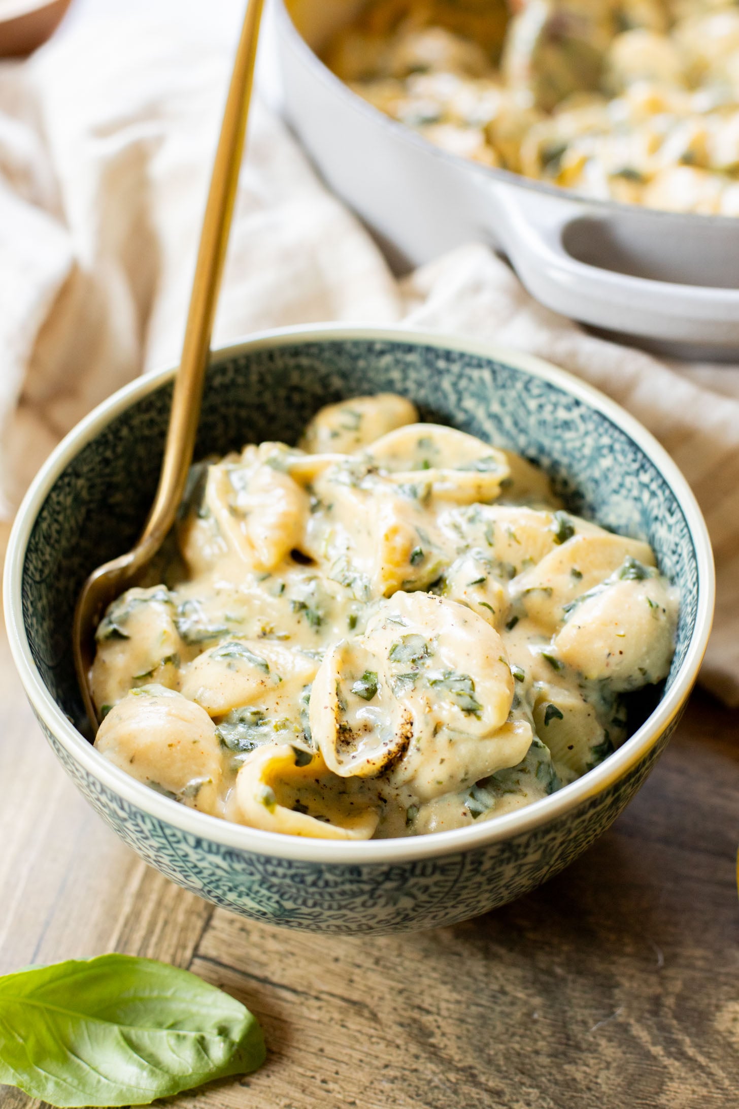 This Creamy Spinach Tofu Shells recipe is a comforting vegan pasta that sneaks in protein & veggies. Made in one pot for easy clean up | ThisSavoryVegan.com