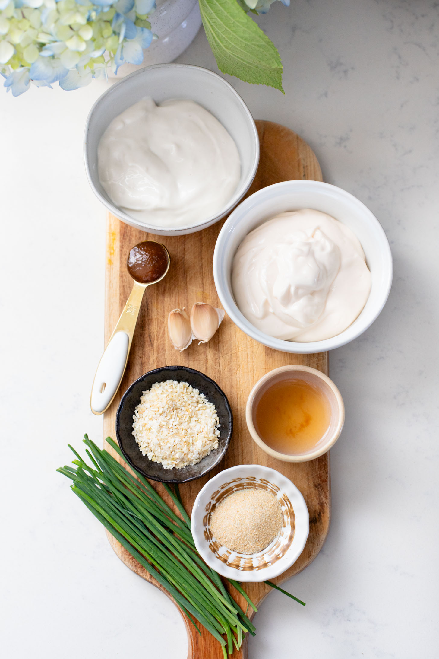 This Quick French Onion Dip is not only ready in 5 minutes, it is also totally dairy-free! And trust me you won't even notice - it is so good | ThisSavoryVegan.com