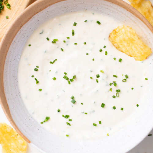 This Quick French Onion Dip is not only ready in 5 minutes, it is also totally dairy-free! And trust me you won't even notice - it is so good | ThisSavoryVegan.com