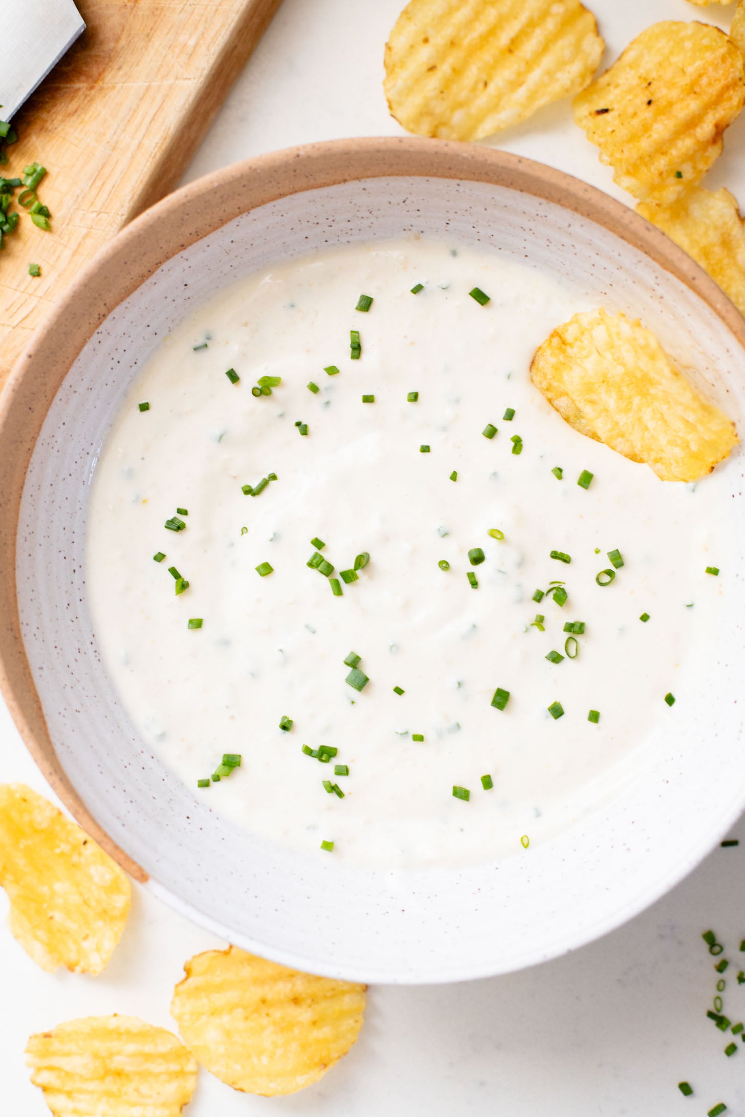 This Quick French Onion Dip is not only ready in 5 minutes, it is also totally dairy-free! And trust me you won't even notice - it is so good | ThisSavoryVegan.com