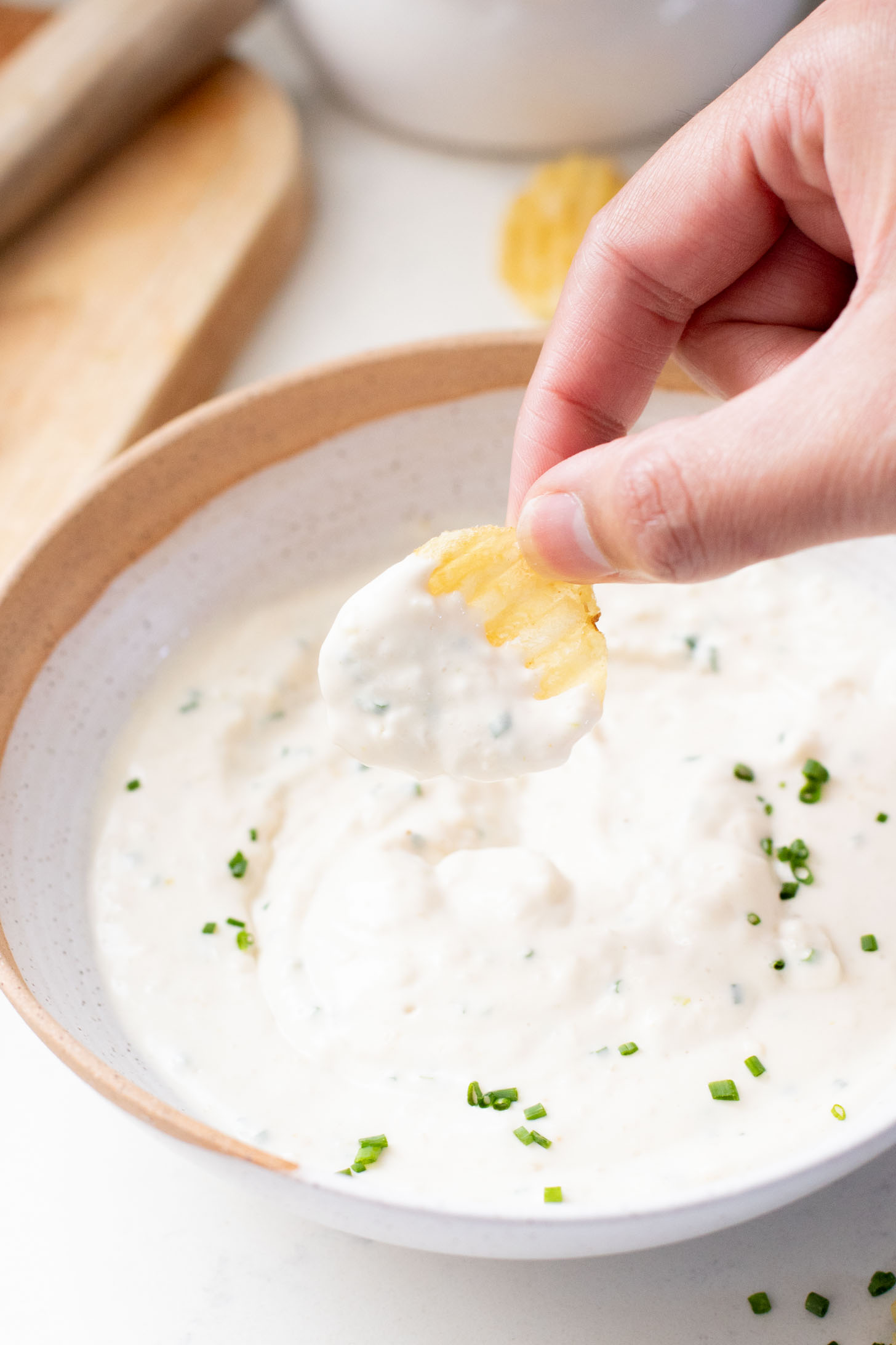 This Quick French Onion Dip is not only ready in 5 minutes, it is also totally dairy-free! And trust me you won't even notice - it is so good | ThisSavoryVegan.com
