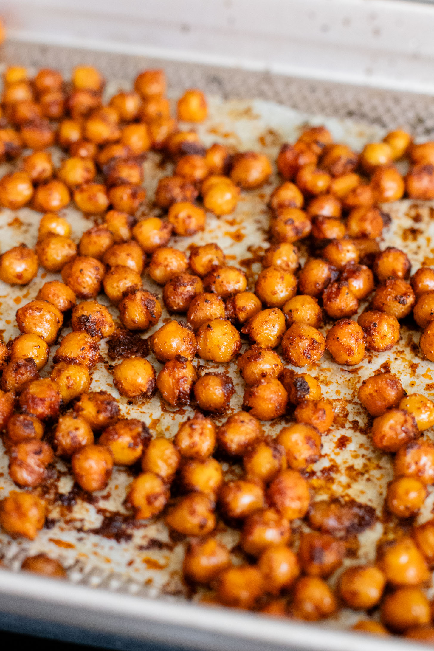 This Creamy Linguine with Crispy Chickpeas is a dairy-free pasta with a sneaky creamy ingredient. The perfect weeknight dinner | ThisSavoryVegan.com