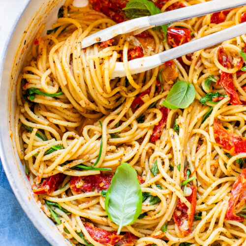 This Creamy Sun-Dried Tomato Spaghetti is totally dairy-free and only requires a handful of ingredients. The perfect one-pot pasta recipe | ThisSavoryVegan.com
