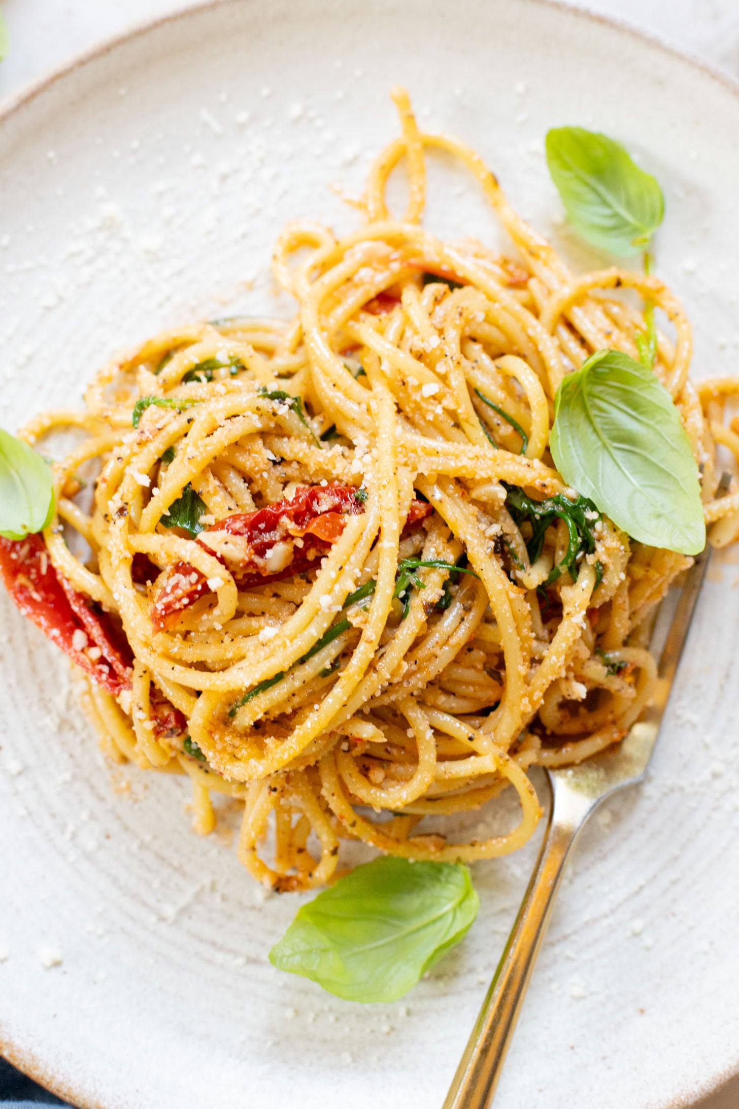 This Creamy Sun-Dried Tomato Spaghetti is totally dairy-free and only requires a handful of ingredients. The perfect one-pot pasta recipe | ThisSavoryVegan.com