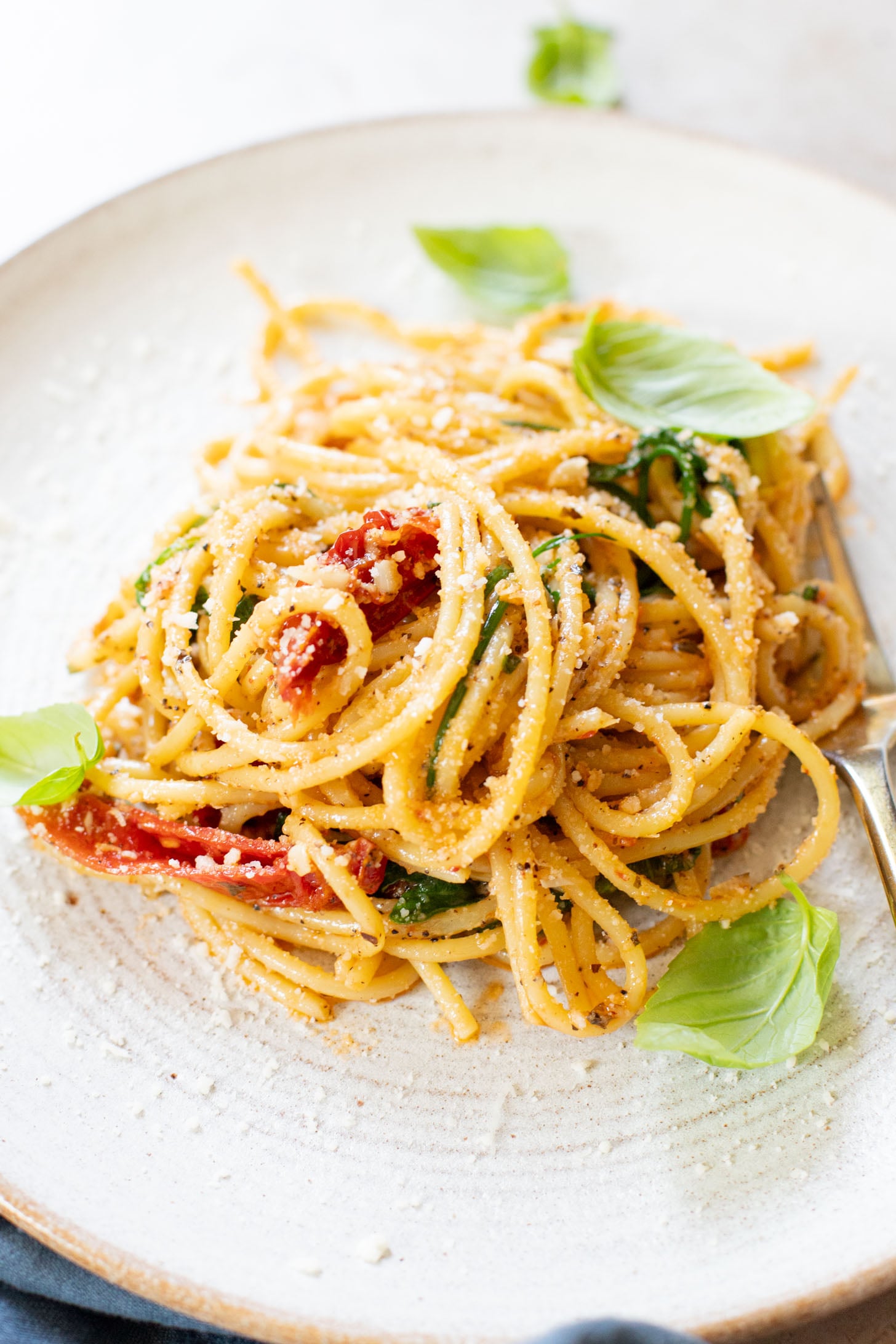 This Creamy Sun-Dried Tomato Spaghetti is totally dairy-free and only requires a handful of ingredients. The perfect one-pot pasta recipe | ThisSavoryVegan.com