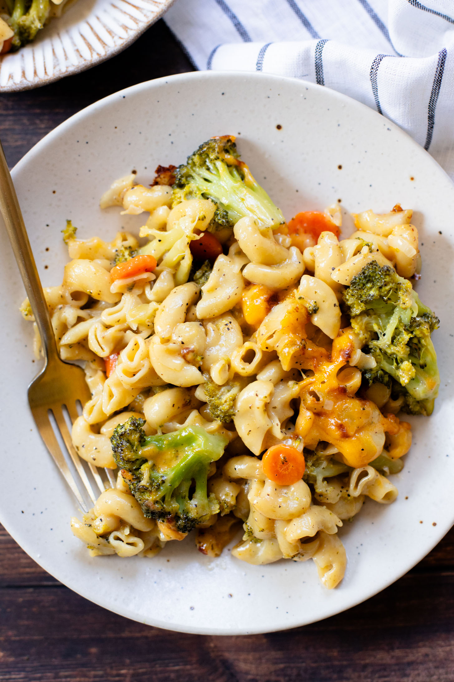 This Vegan Broccoli & Cheddar Noodle Casserole is the ultimate comfort food! The perfect family dinner or holiday side dish | ThisSavoryVegan.com