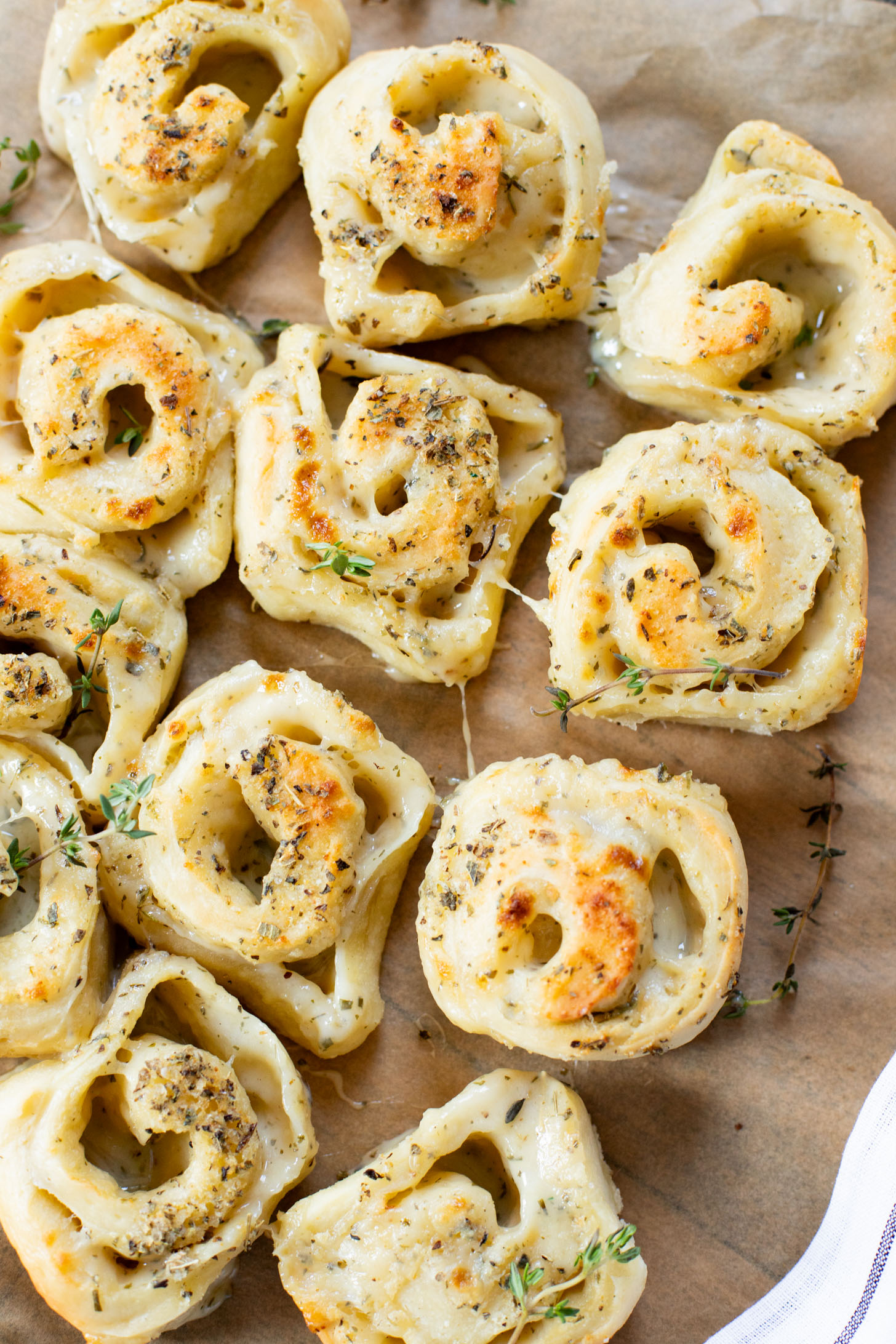 These Cheesy Vegan Swirl Buns are a dairy-free, comforting side dish that are perfect for the holidays! Cheesy, garlicky & delicious | ThisSavoryVegan.com