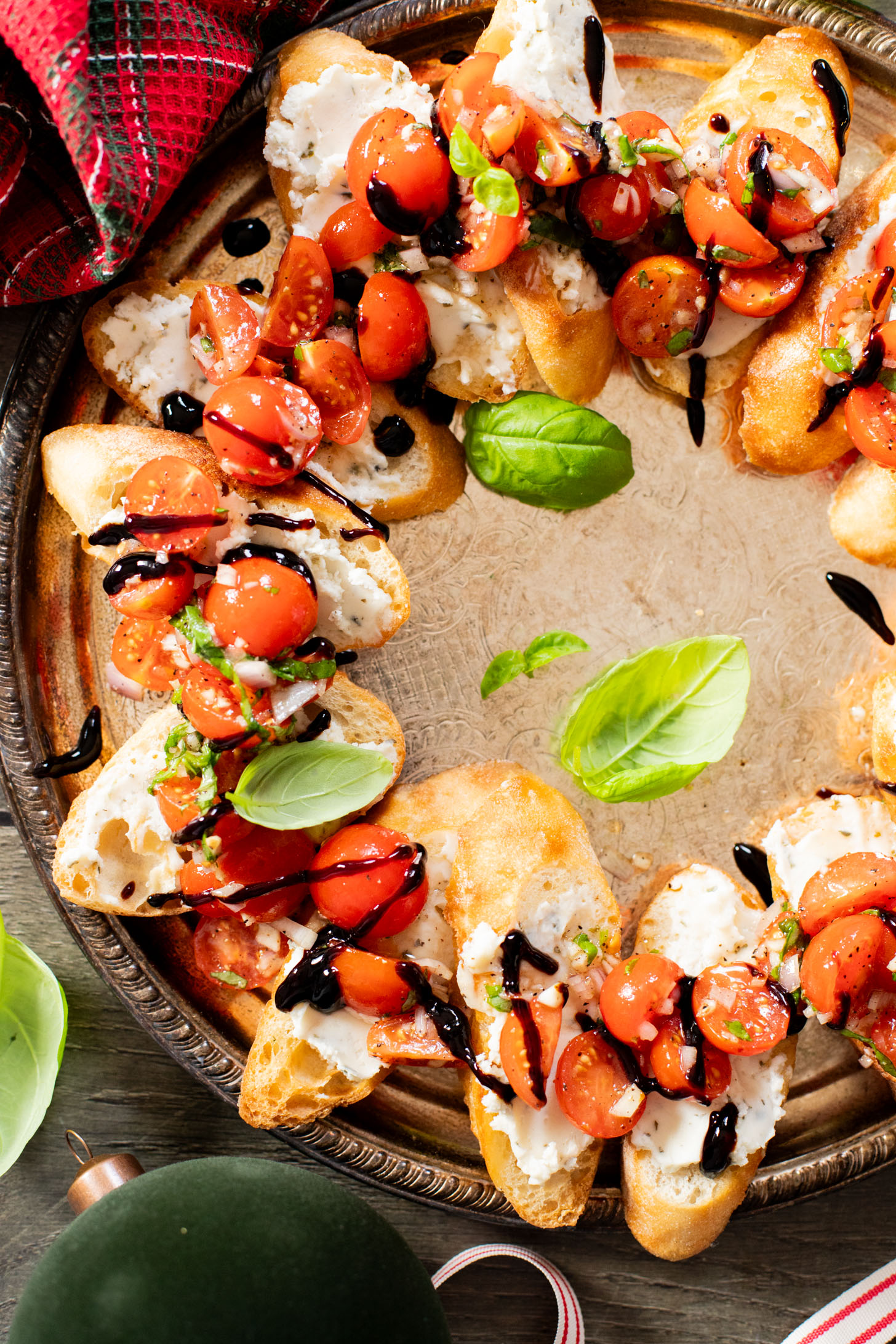 This Christmas Bruschetta Wreath is a holiday party must make appetizer! Made with dairy-free cheese spread, marinated tomatoes & balsamic glaze | ThisSavoryVegan.com