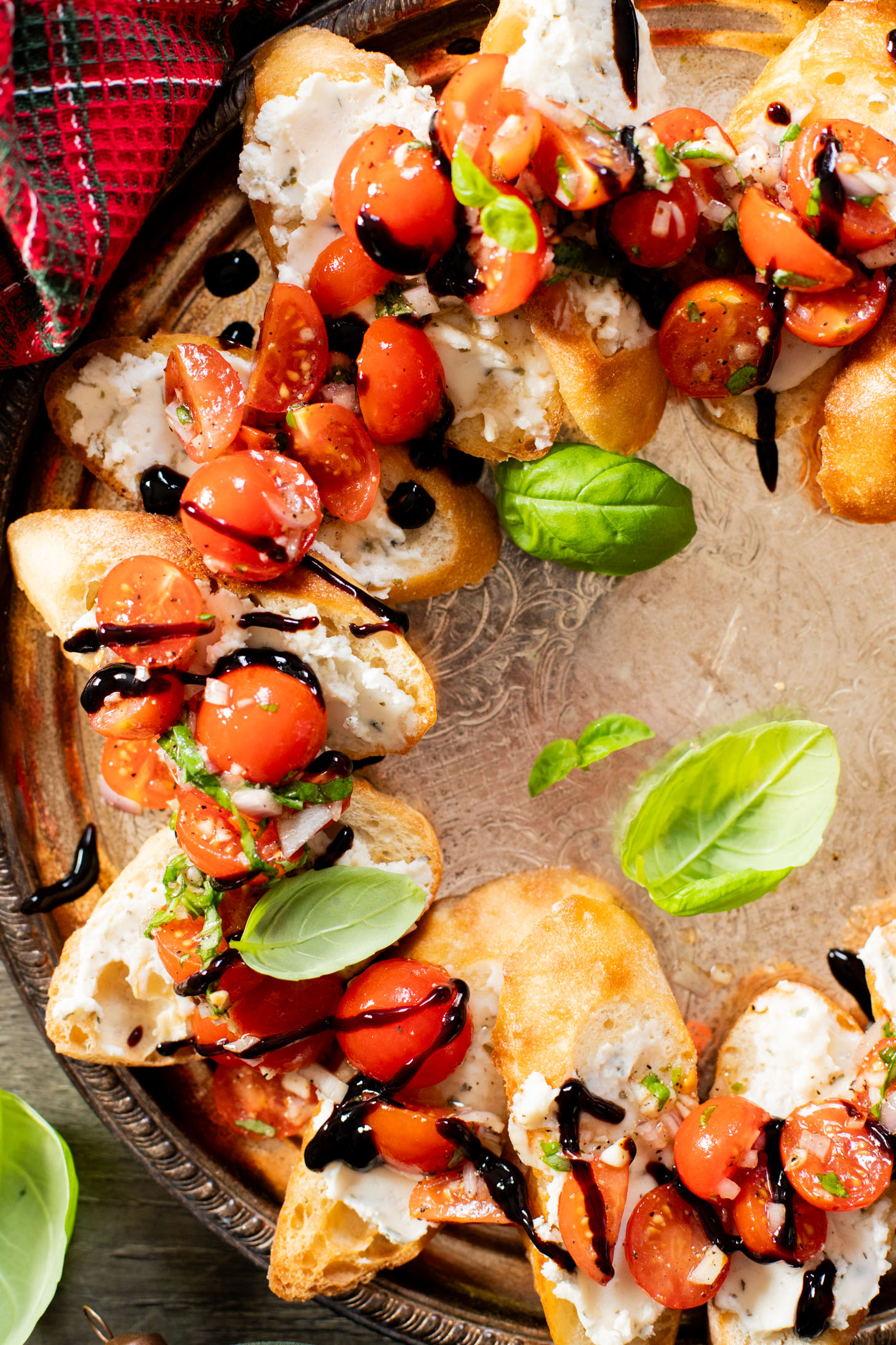 This Christmas Bruschetta Wreath is a holiday party must make appetizer! Made with dairy-free cheese spread, marinated tomatoes & balsamic glaze | ThisSavoryVegan.com