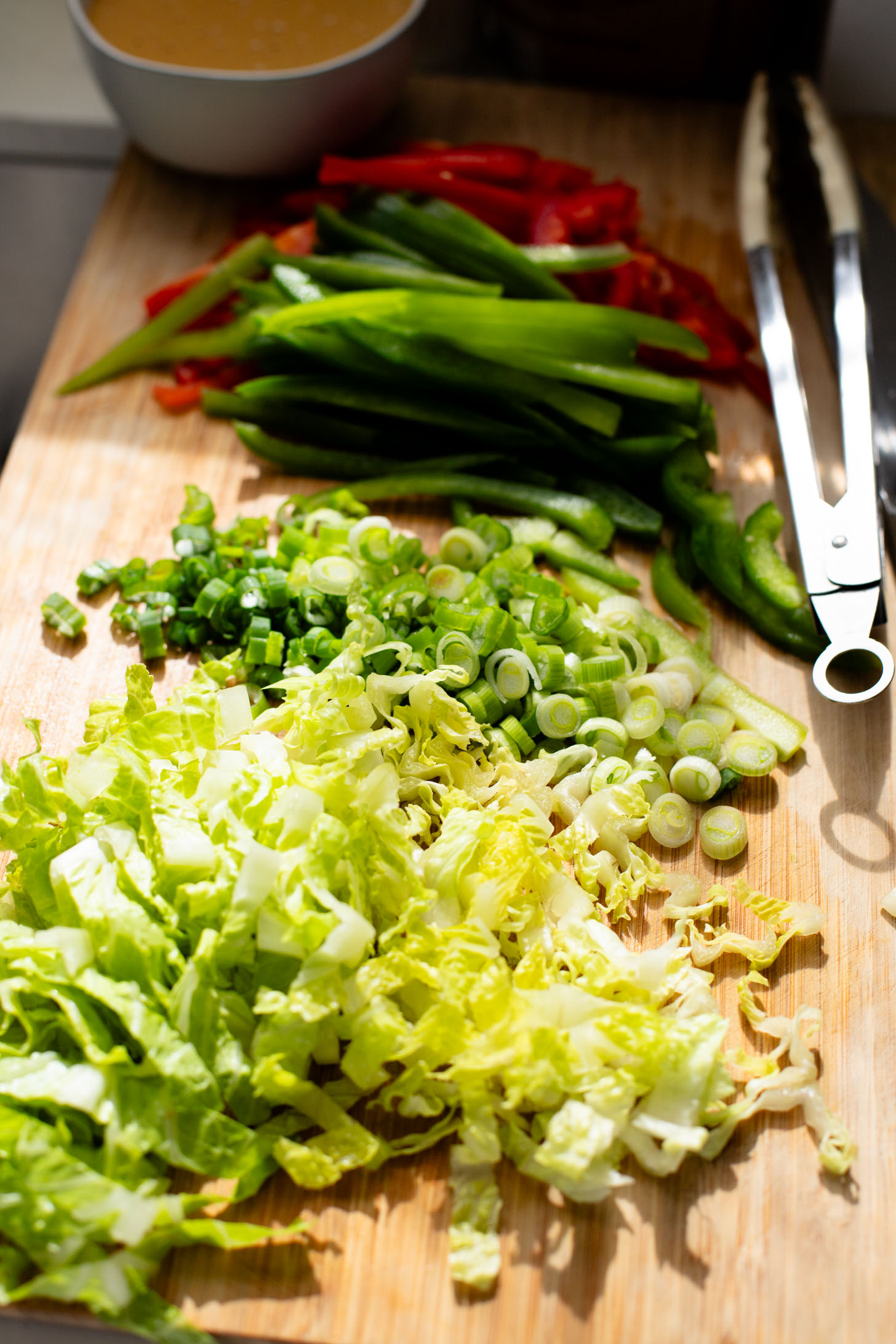These Hoisin Tempeh Peanut Noodle Bowls are the perfect quick dinner! Crispy tempeh, rice noodles, veggies and the BEST peanut sauce | ThisSavoryVegan.com