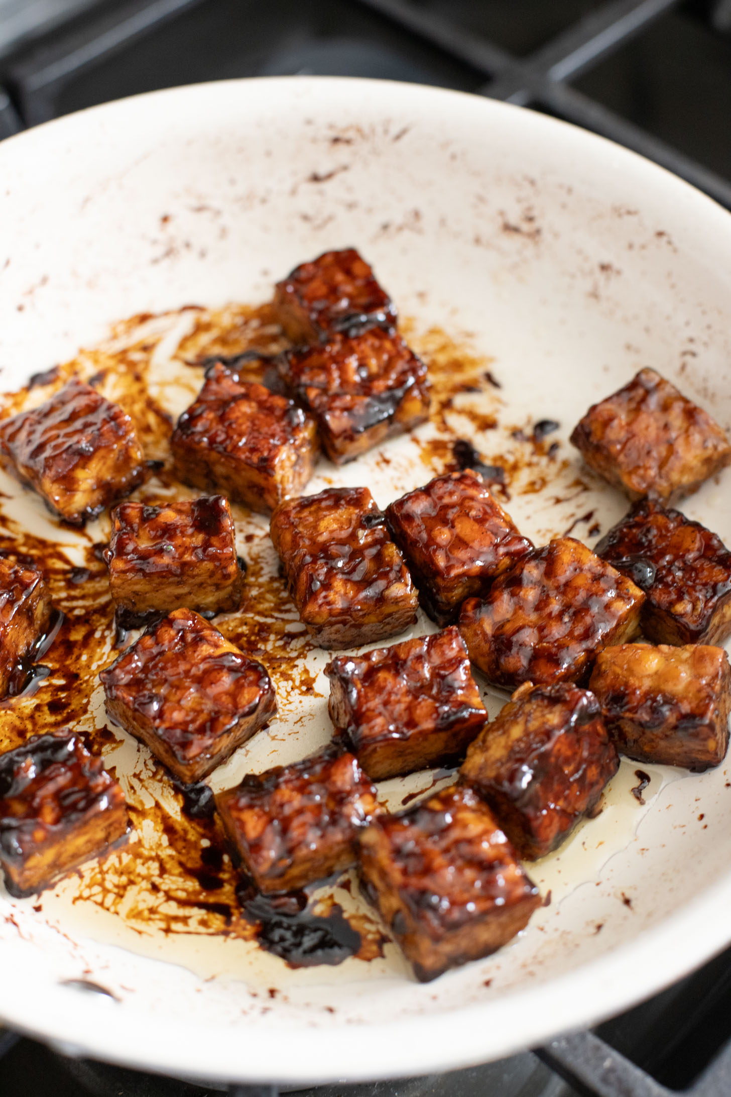 These Hoisin Tempeh Peanut Noodle Bowls are the perfect quick dinner! Crispy tempeh, rice noodles, veggies and the BEST peanut sauce | ThisSavoryVegan.com