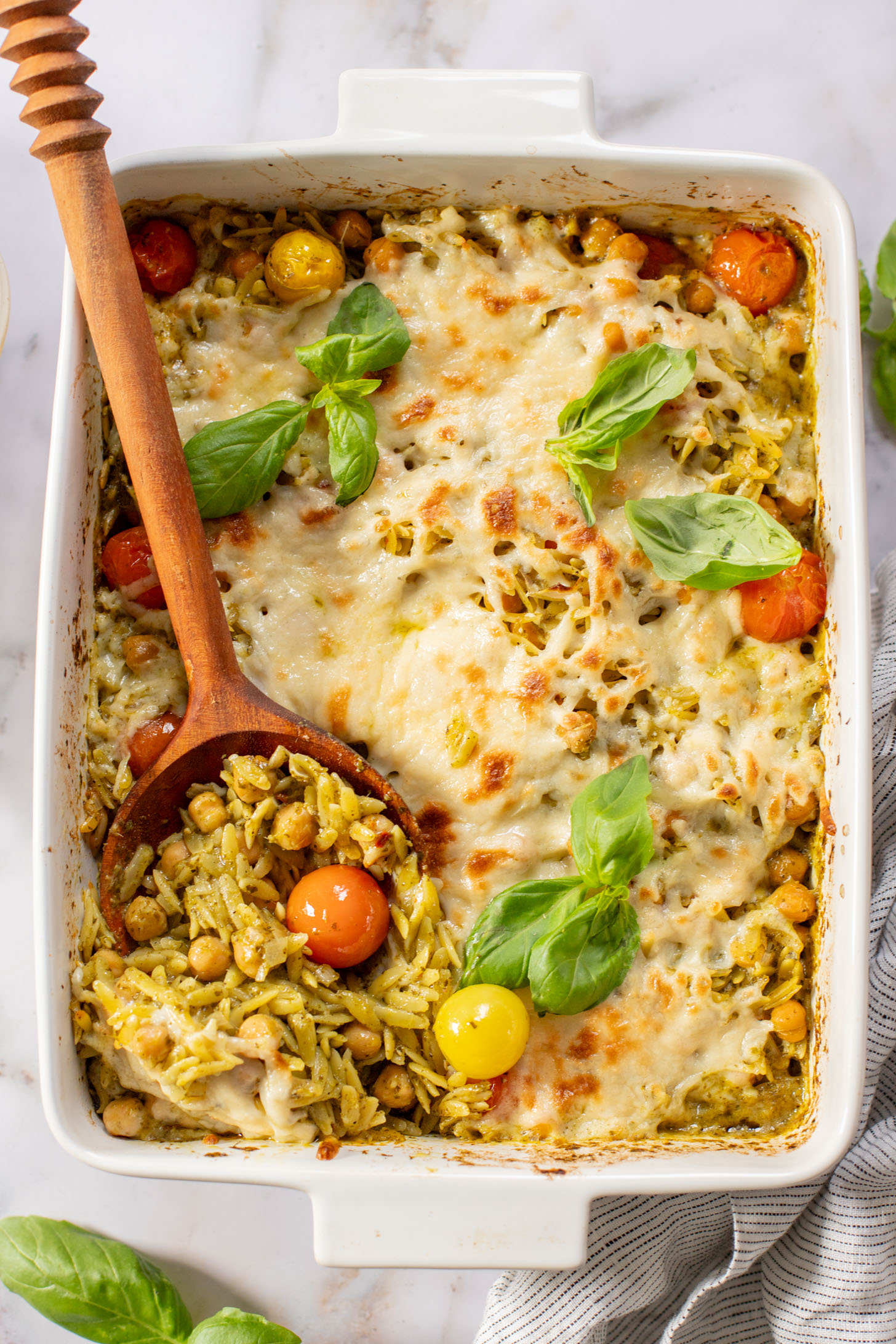 This Pesto Orzo Chickpea Bake is the perfect one pot vegan casserole! Ready in 40 minutes and so delicious | ThisSavoryVegan.com